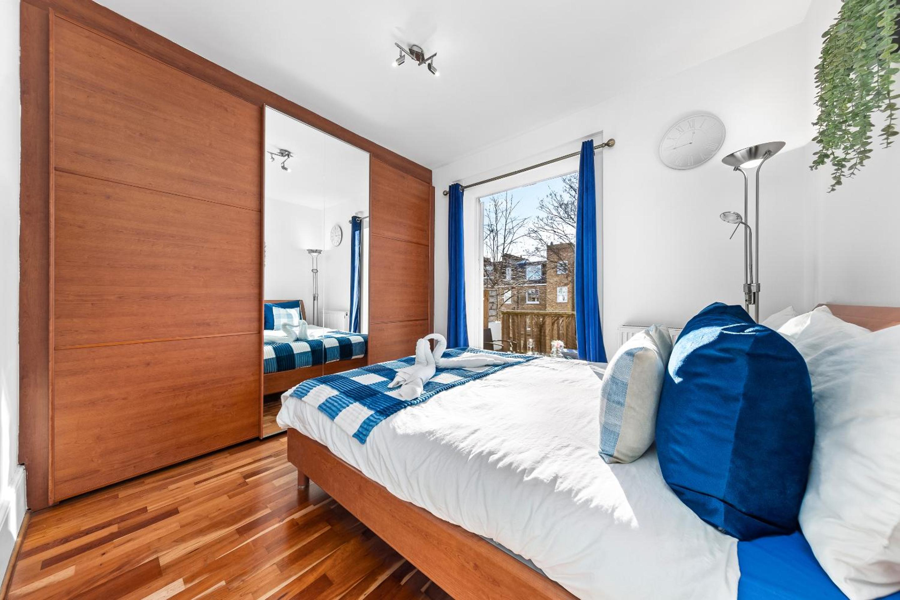 Balcony Blue Theme 1 Bedroom Central London Luxury Flat Near Hyde Park! Accommodates up to 6! Double Sofa Bed and Next to Station!