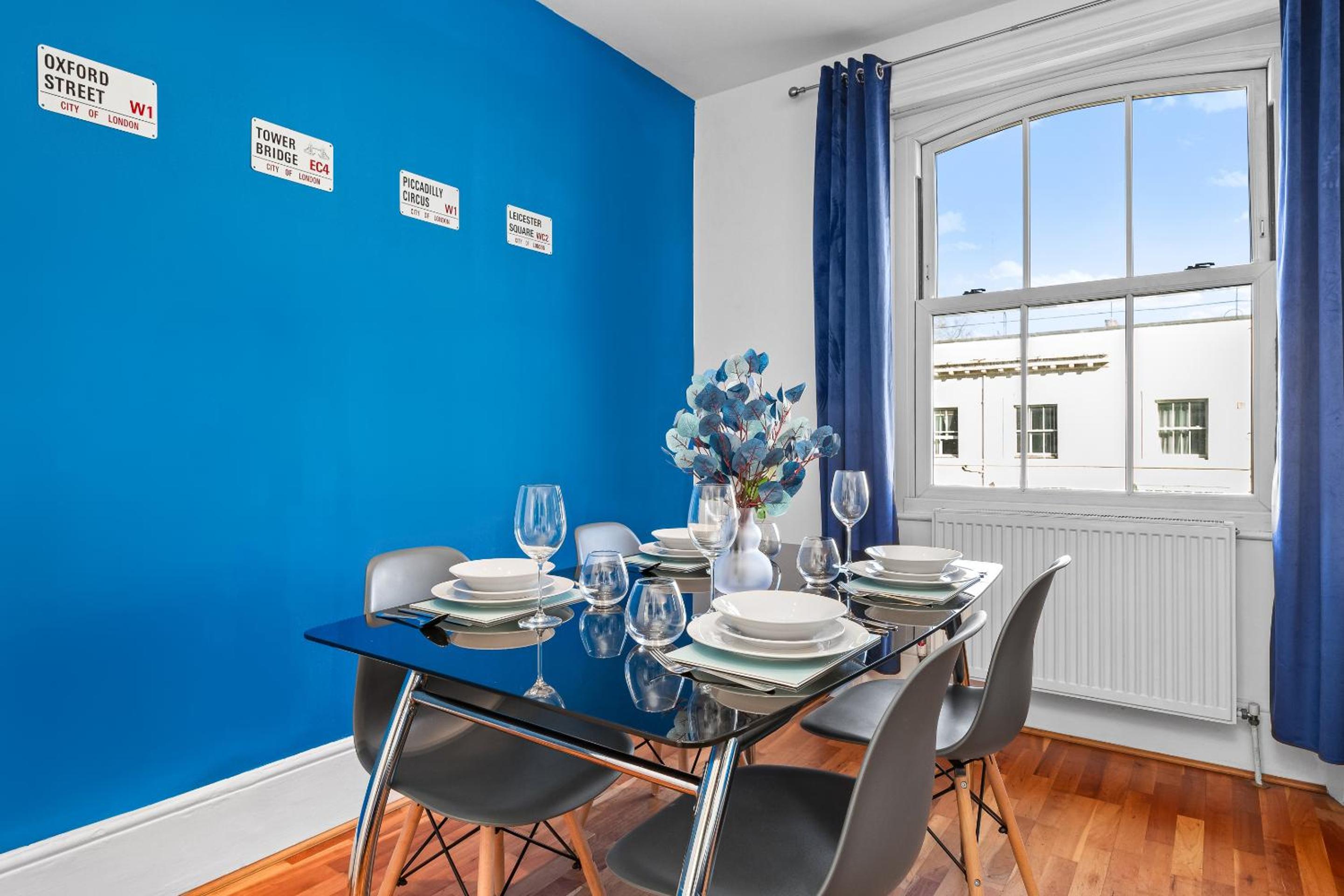 Balcony Blue Theme 1 Bedroom Central London Luxury Flat Near Hyde Park! Accommodates up to 6! Double Sofa Bed and Next to Station!
