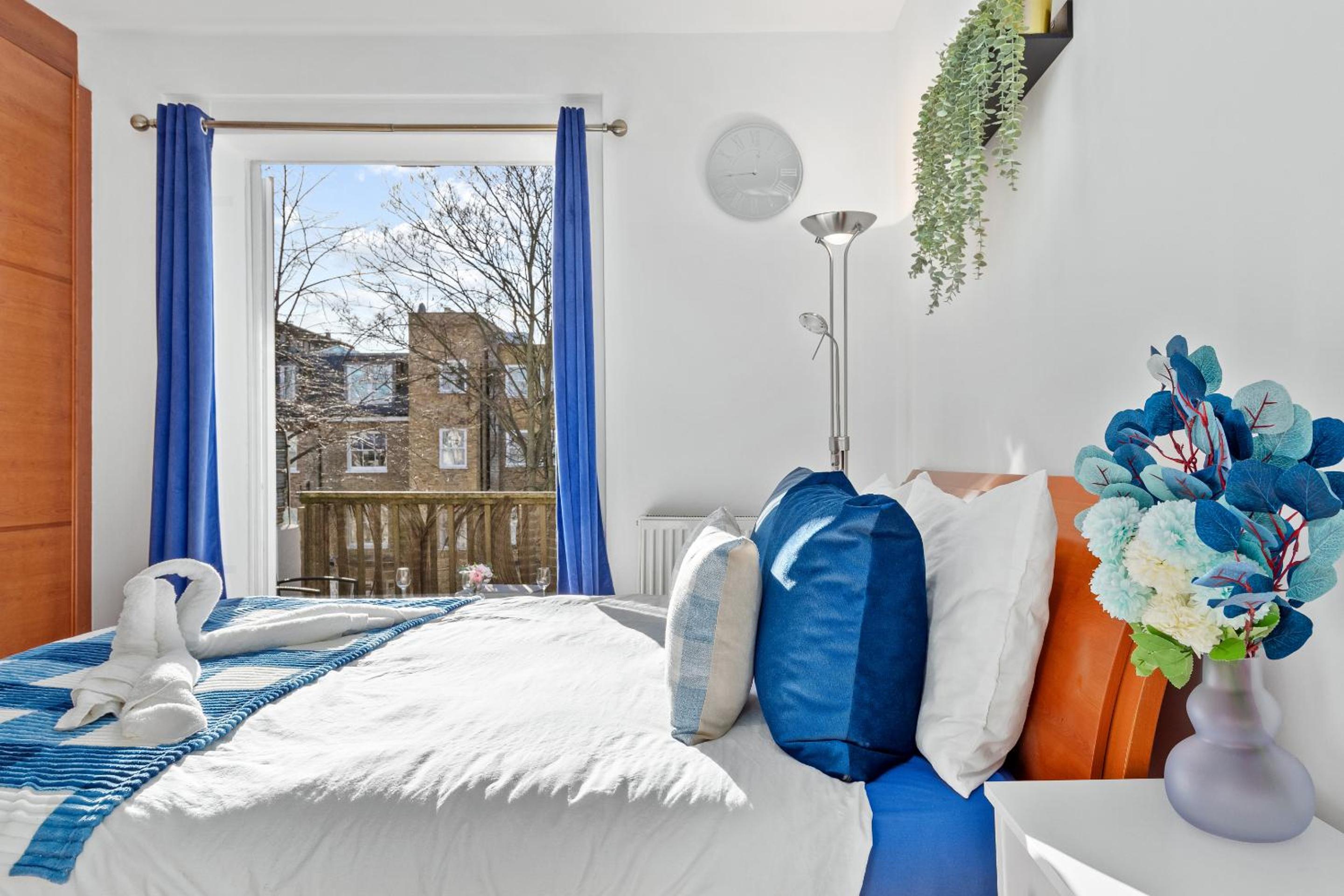 Balcony Blue Theme 1 Bedroom Central London Luxury Flat Near Hyde Park! Accommodates up to 6! Double Sofa Bed and Next to Station!