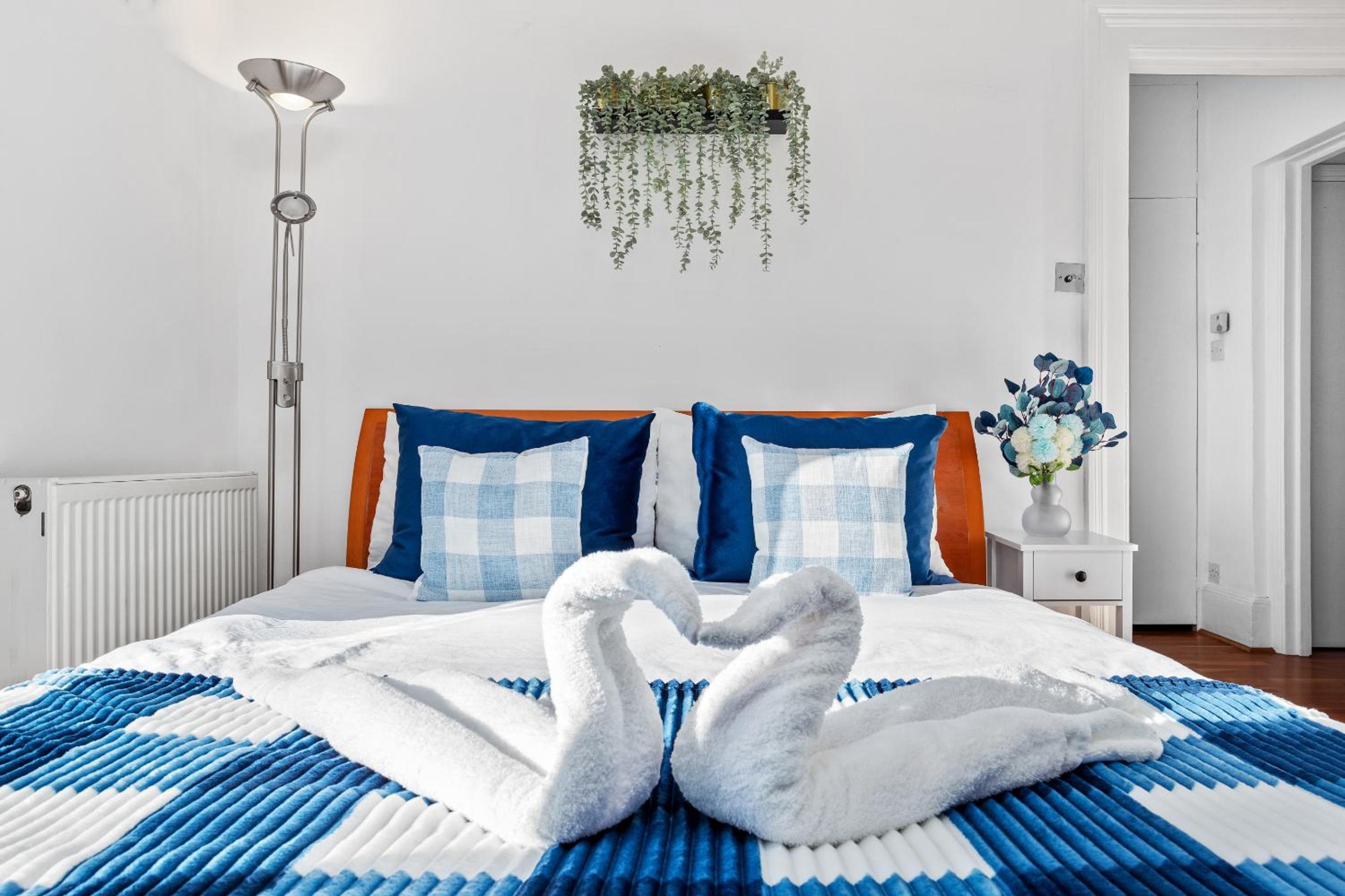 Balcony Blue Theme 1 Bedroom Central London Luxury Flat Near Hyde Park! Accommodates up to 6! Double Sofa Bed and Next to Station!