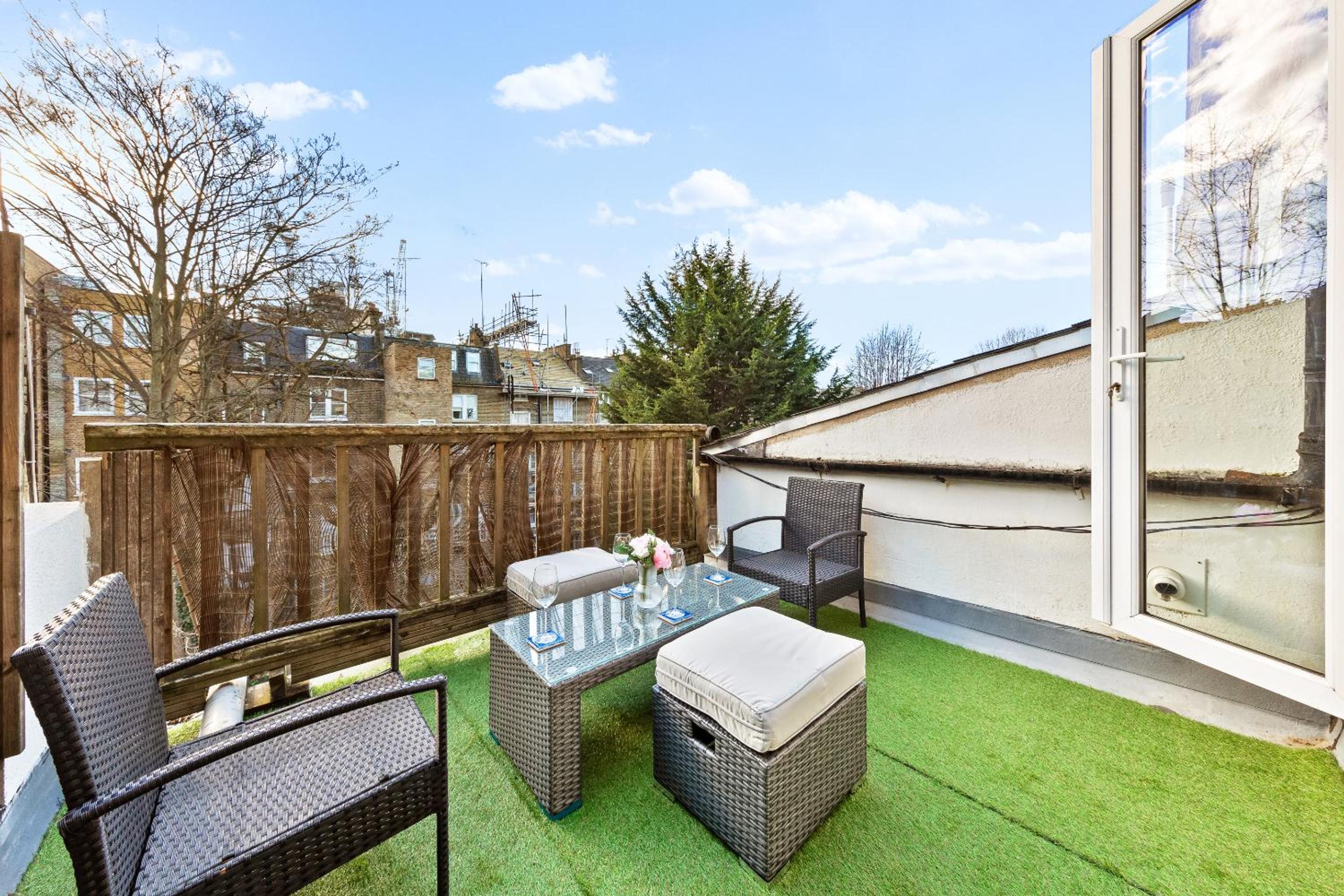 Balcony Blue Theme 1 Bedroom Central London Luxury Flat Near Hyde Park! Accommodates up to 6! Double Sofa Bed and Next to Station!