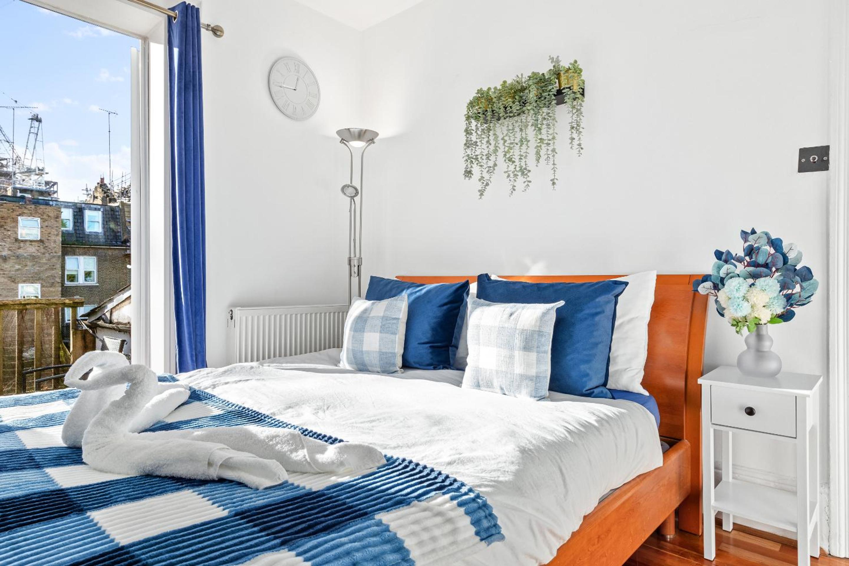 Balcony Blue Theme 1 Bedroom Central London Luxury Flat Near Hyde Park! Accommodates up to 6! Double Sofa Bed and Next to Station!