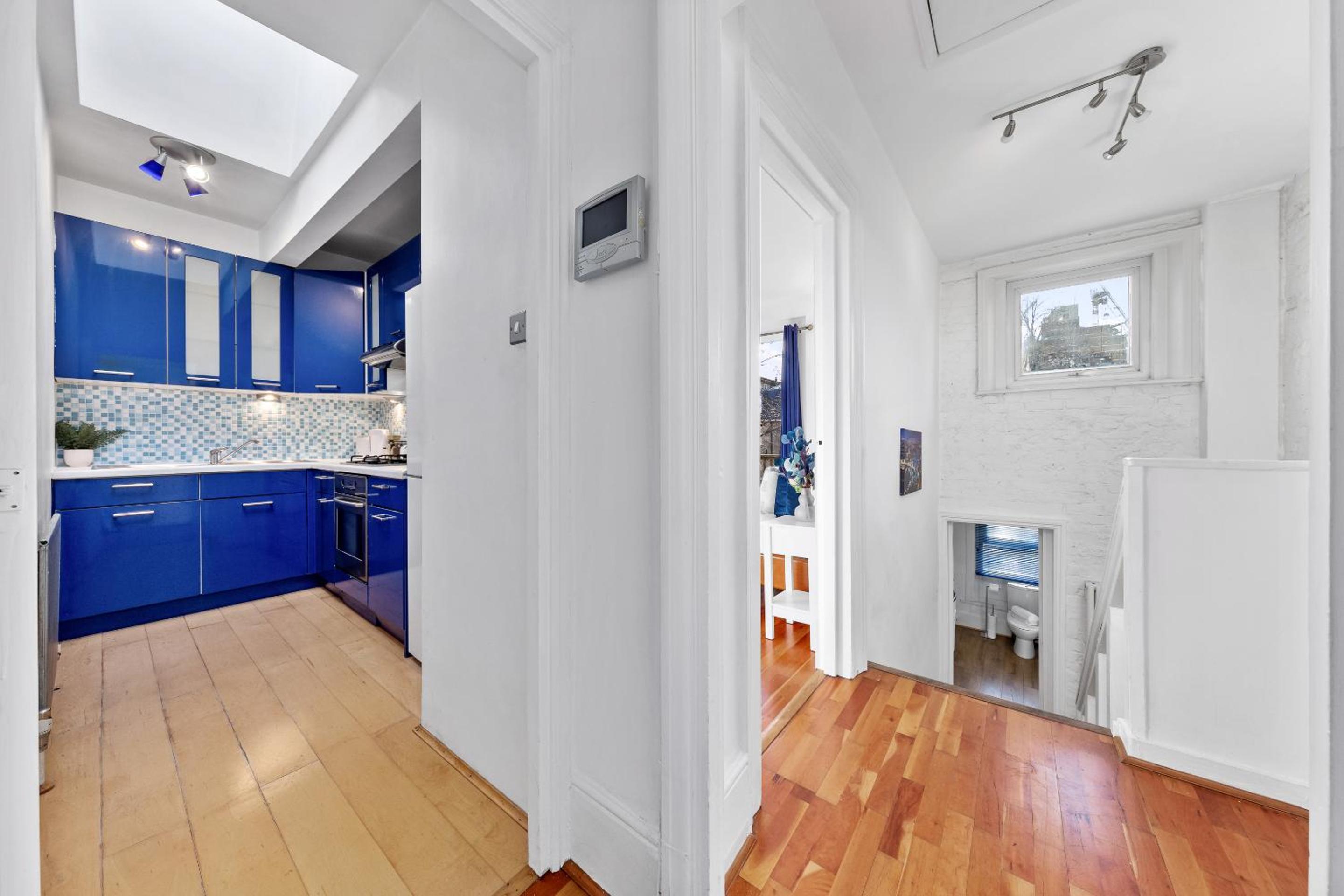 Balcony Blue Theme 1 Bedroom Central London Luxury Flat Near Hyde Park! Accommodates up to 6! Double Sofa Bed and Next to Station!
