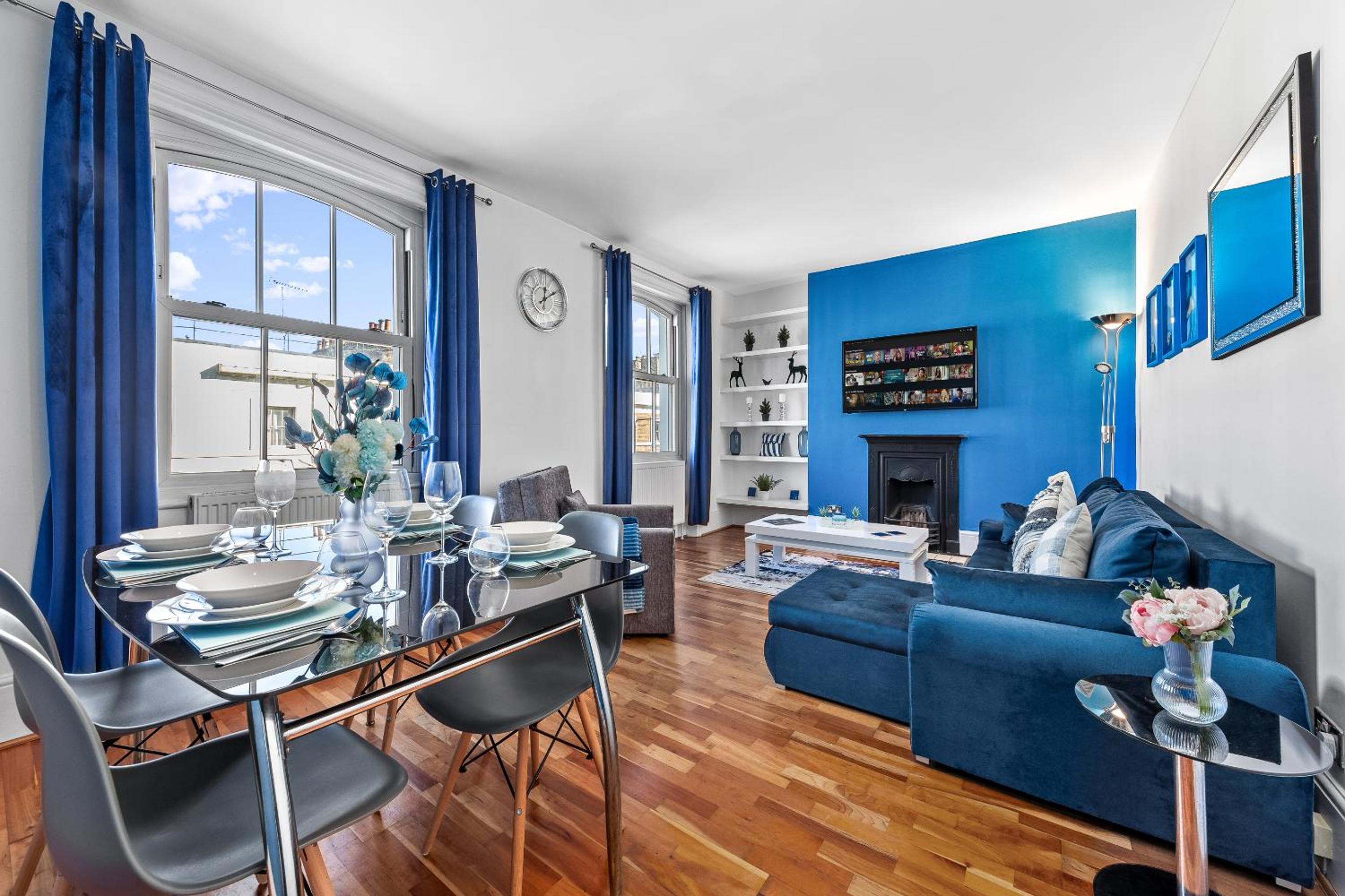 Balcony Blue Theme 1 Bedroom Central London Luxury Flat Near Hyde Park! Accommodates up to 6! Double Sofa Bed and Next to Station!