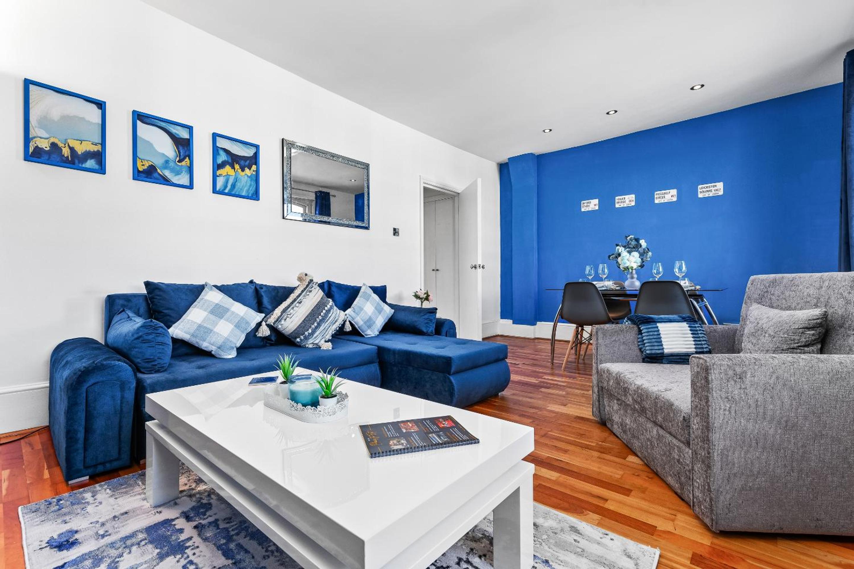 Balcony Blue Theme 1 Bedroom Central London Luxury Flat Near Hyde Park! Accommodates up to 6! Double Sofa Bed and Next to Station!
