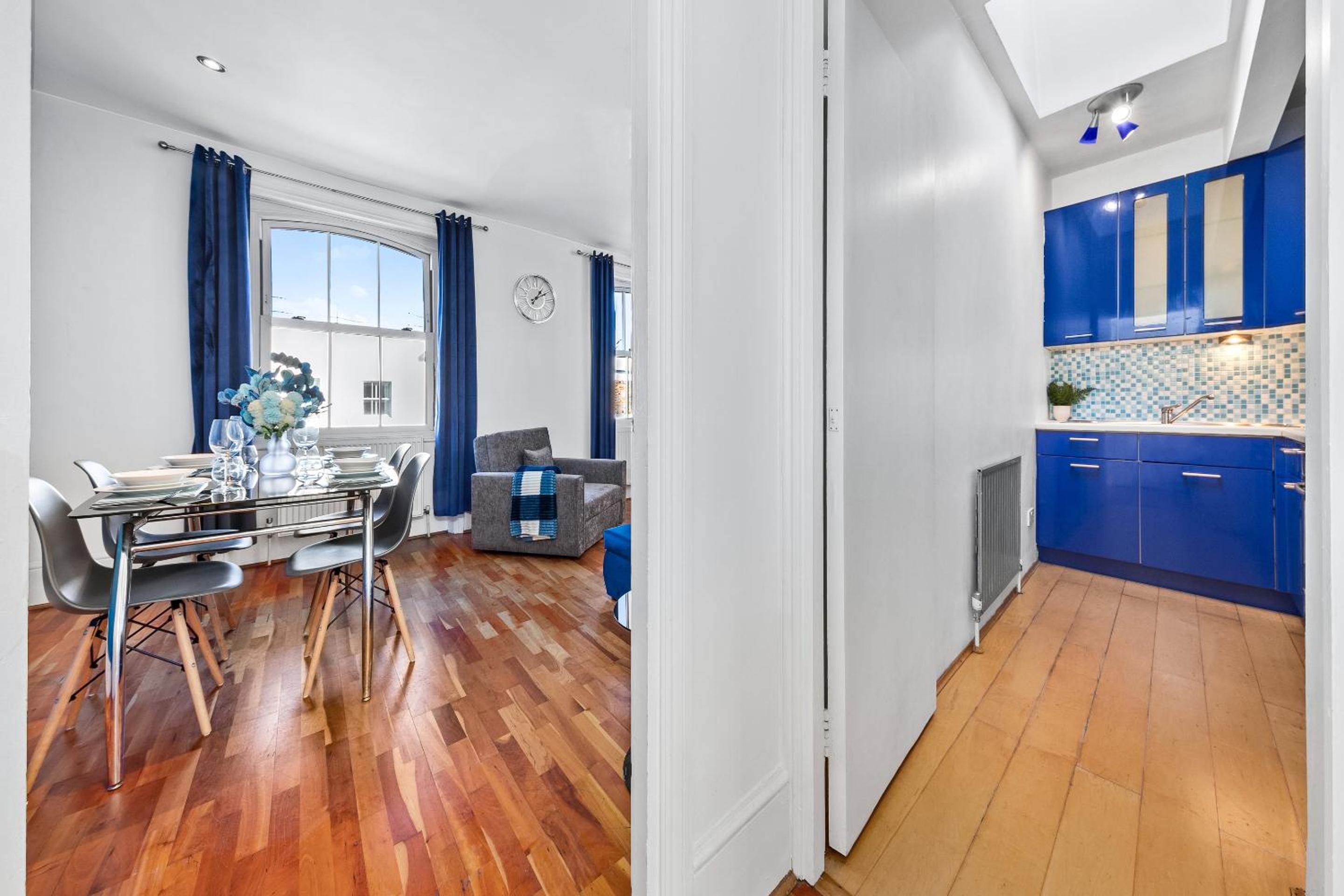 Balcony Blue Theme 1 Bedroom Central London Luxury Flat Near Hyde Park! Accommodates up to 6! Double Sofa Bed and Next to Station!