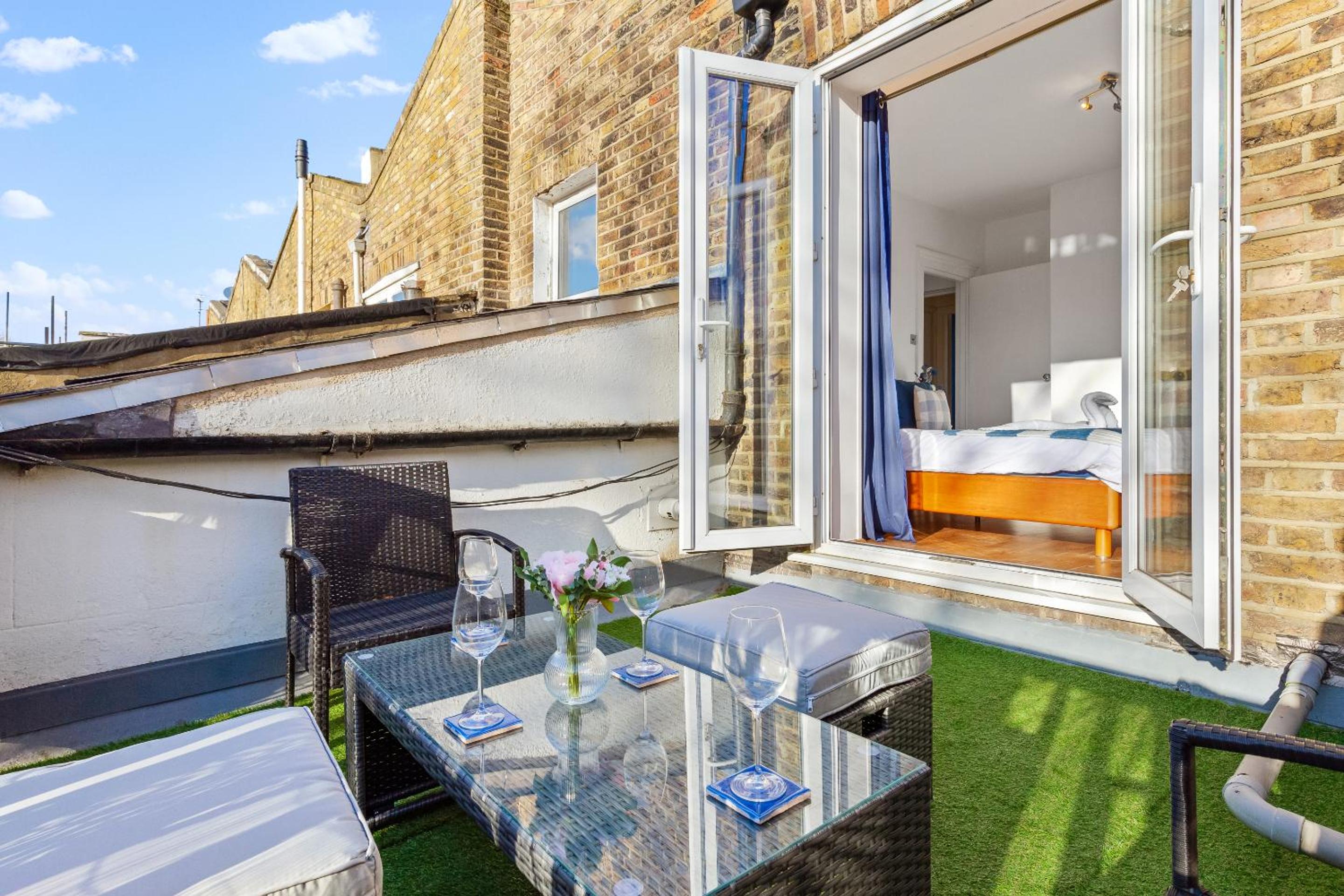 Balcony Blue Theme 1 Bedroom Central London Luxury Flat Near Hyde Park! Accommodates up to 6! Double Sofa Bed and Next to Station!