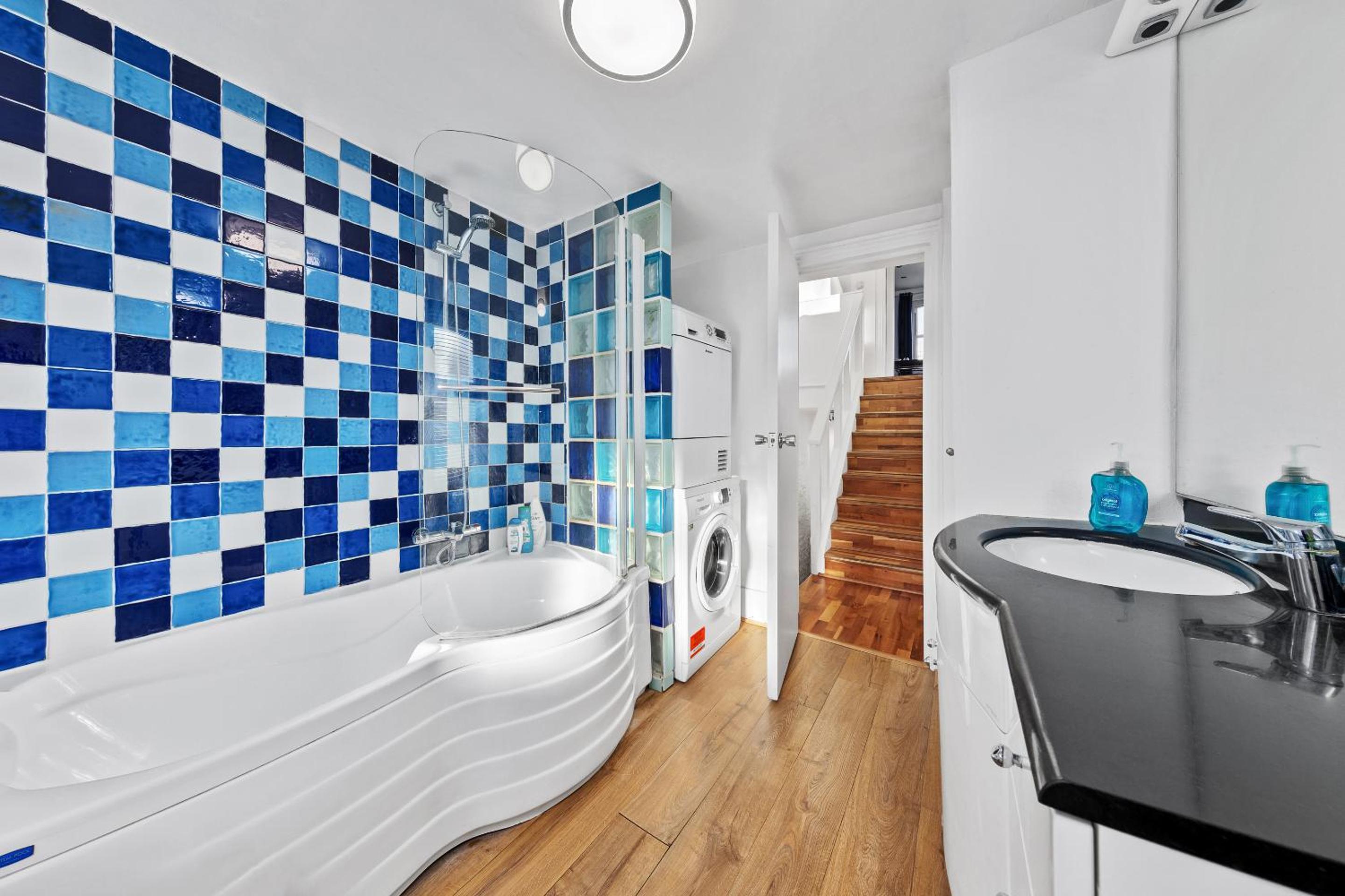 Balcony Blue Theme 1 Bedroom Central London Luxury Flat Near Hyde Park! Accommodates up to 6! Double Sofa Bed and Next to Station!