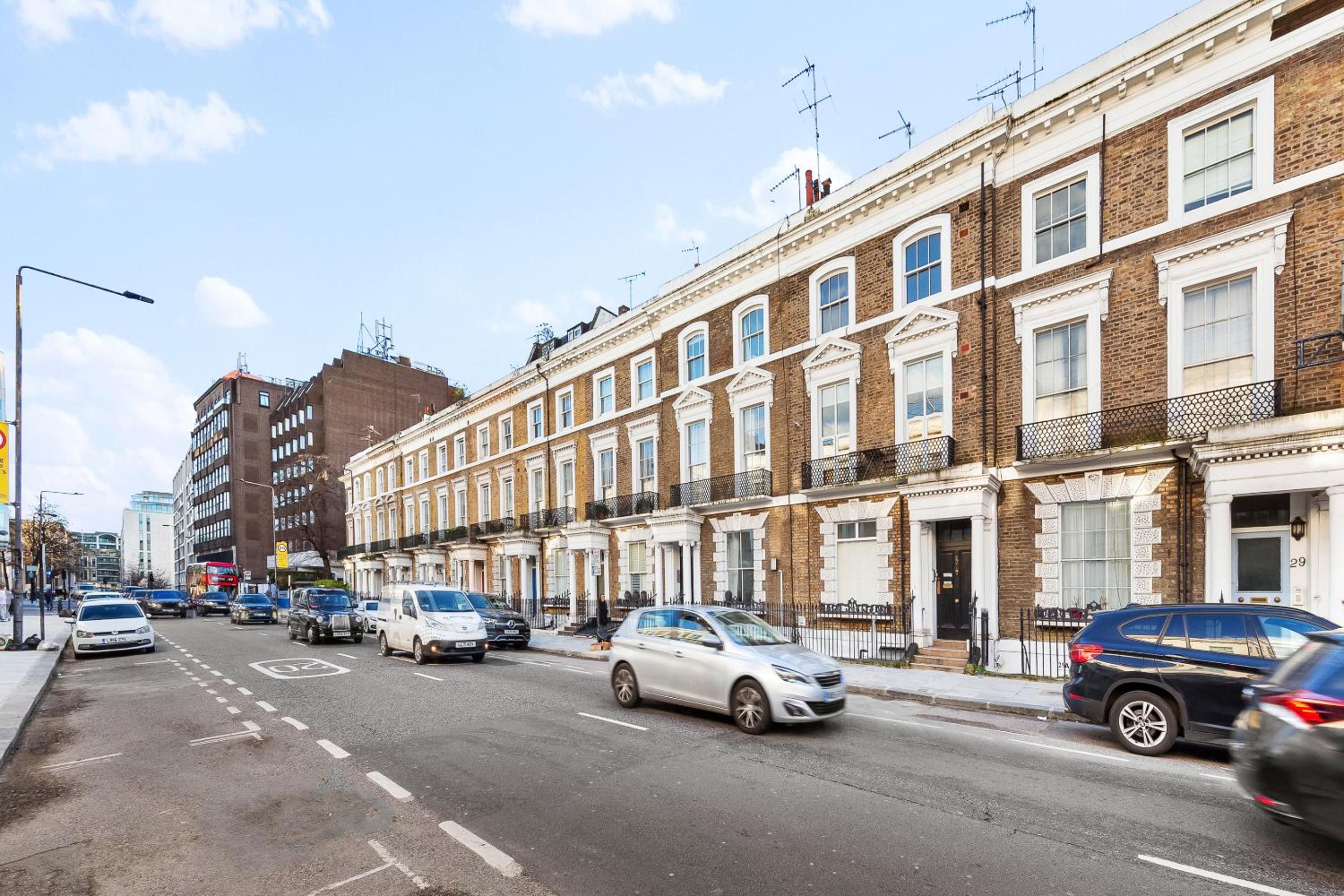 Balcony Blue Theme 1 Bedroom Central London Luxury Flat Near Hyde Park! Accommodates up to 6! Double Sofa Bed and Next to Station!