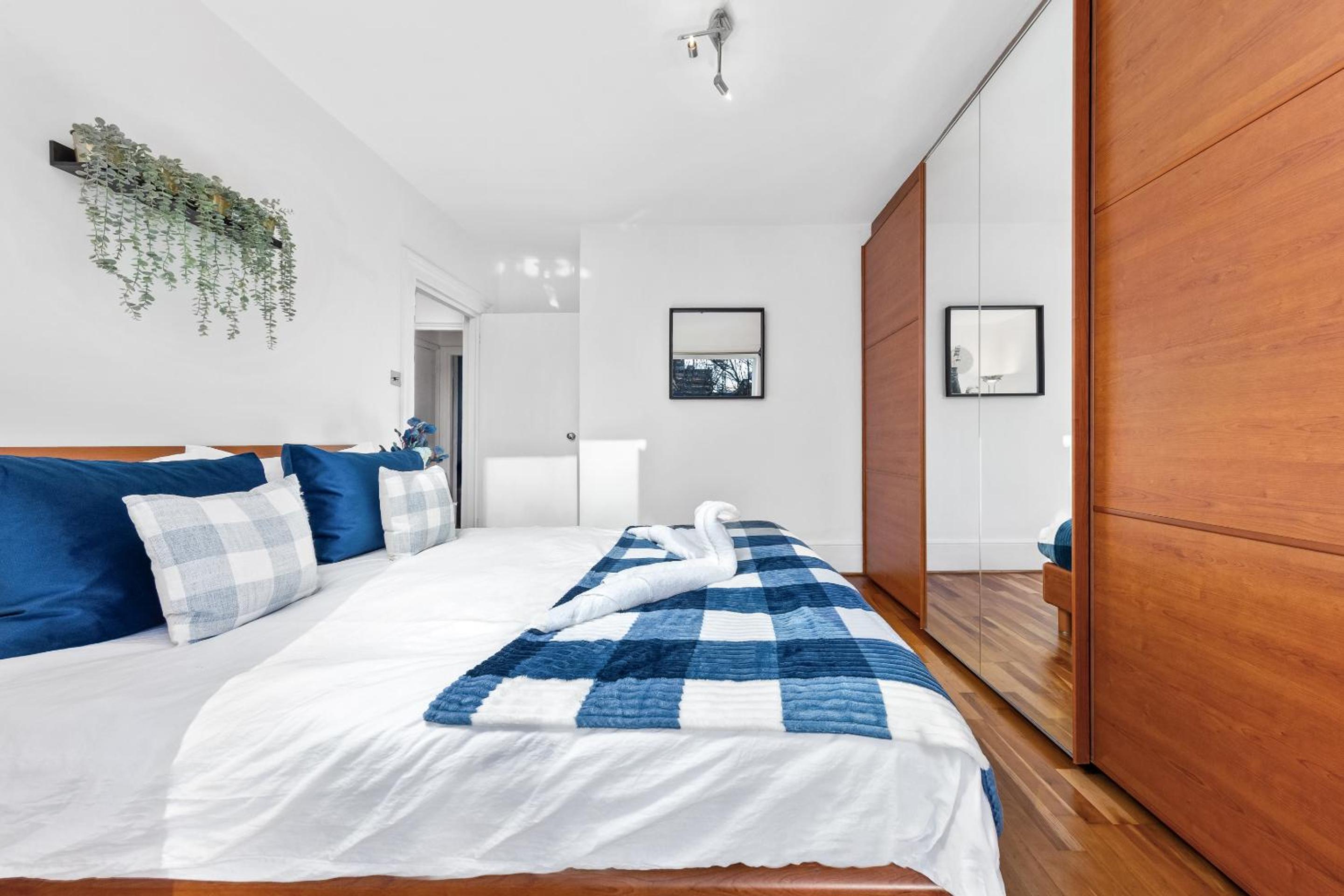 Balcony Blue Theme 1 Bedroom Central London Luxury Flat Near Hyde Park! Accommodates up to 6! Double Sofa Bed and Next to Station!