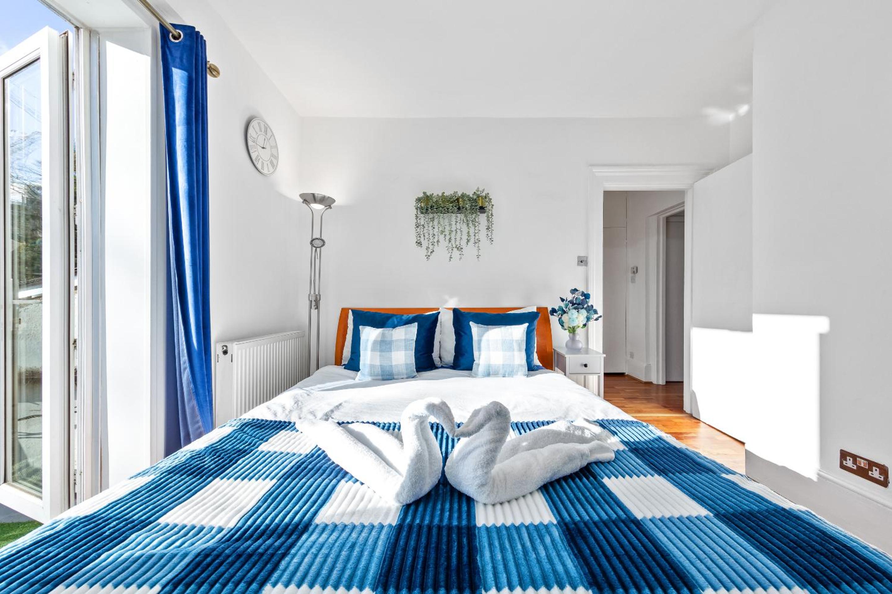 Balcony Blue Theme 1 Bedroom Central London Luxury Flat Near Hyde Park! Accommodates up to 6! Double Sofa Bed and Next to Station!