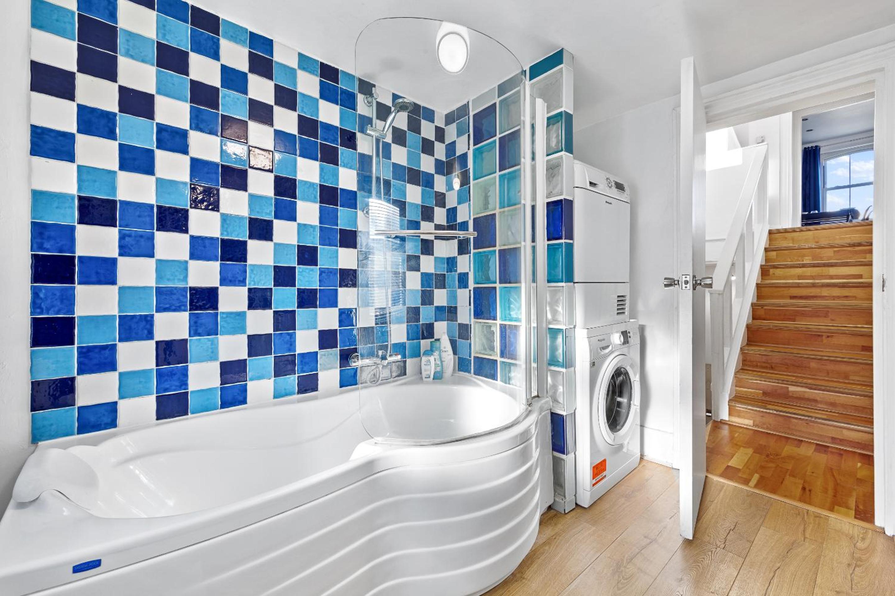 Balcony Blue Theme 1 Bedroom Central London Luxury Flat Near Hyde Park! Accommodates up to 6! Double Sofa Bed and Next to Station!