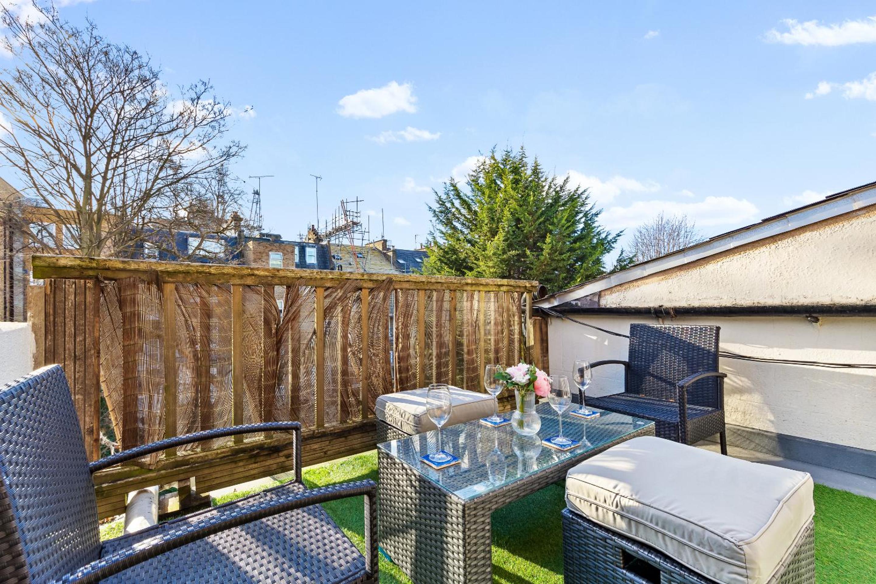 Balcony Blue Theme 1 Bedroom Central London Luxury Flat Near Hyde Park! Accommodates up to 6! Double Sofa Bed and Next to Station!