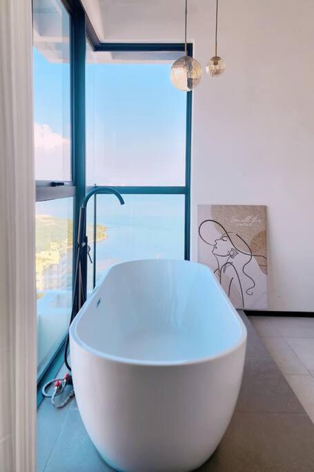 Bathtub with Seaview, 8pax, Urban Suites - 5km to Komtar photo 1