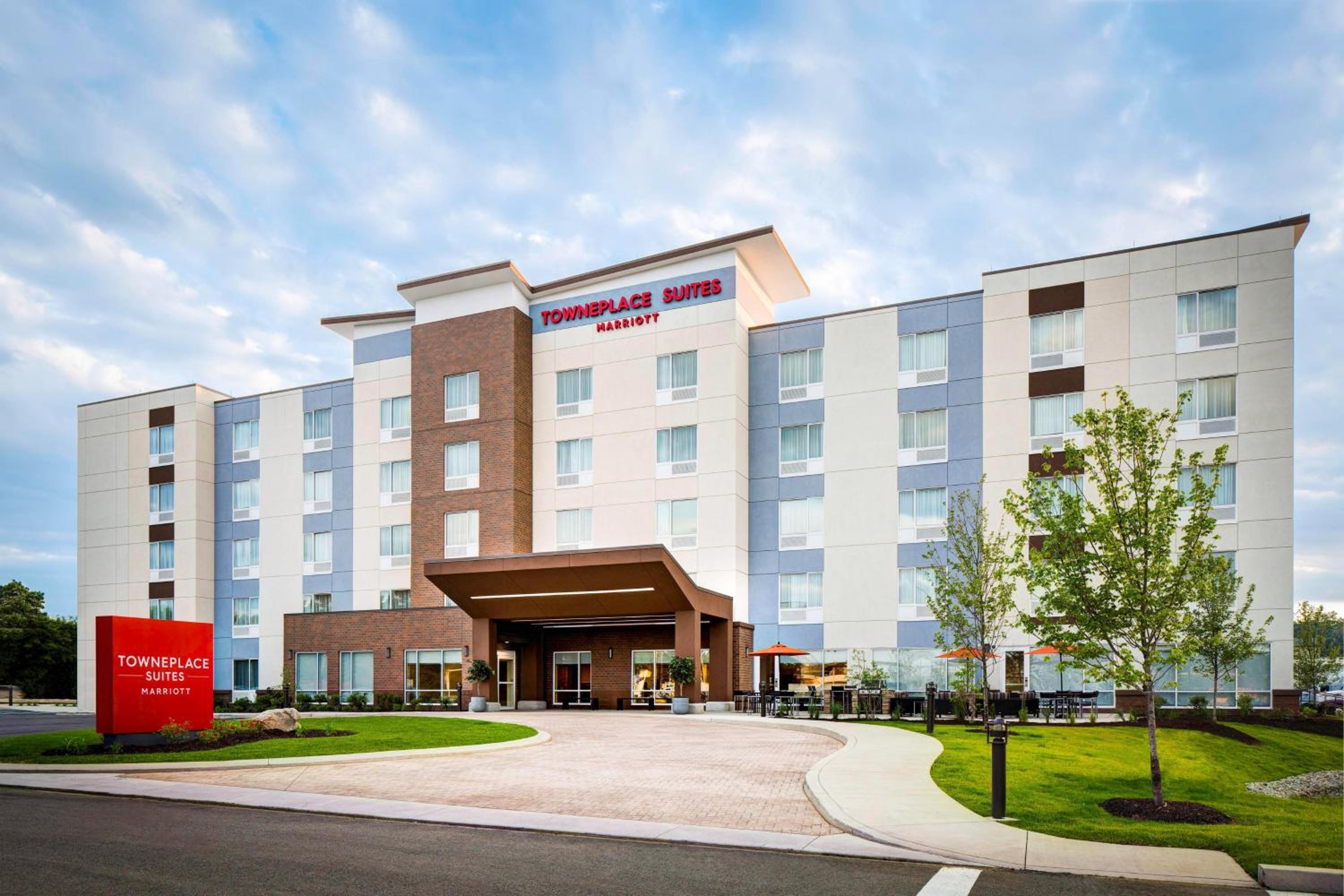 Hotel TownePlace Suites by Marriott Grand Rapids Airport Southeast - Image 1