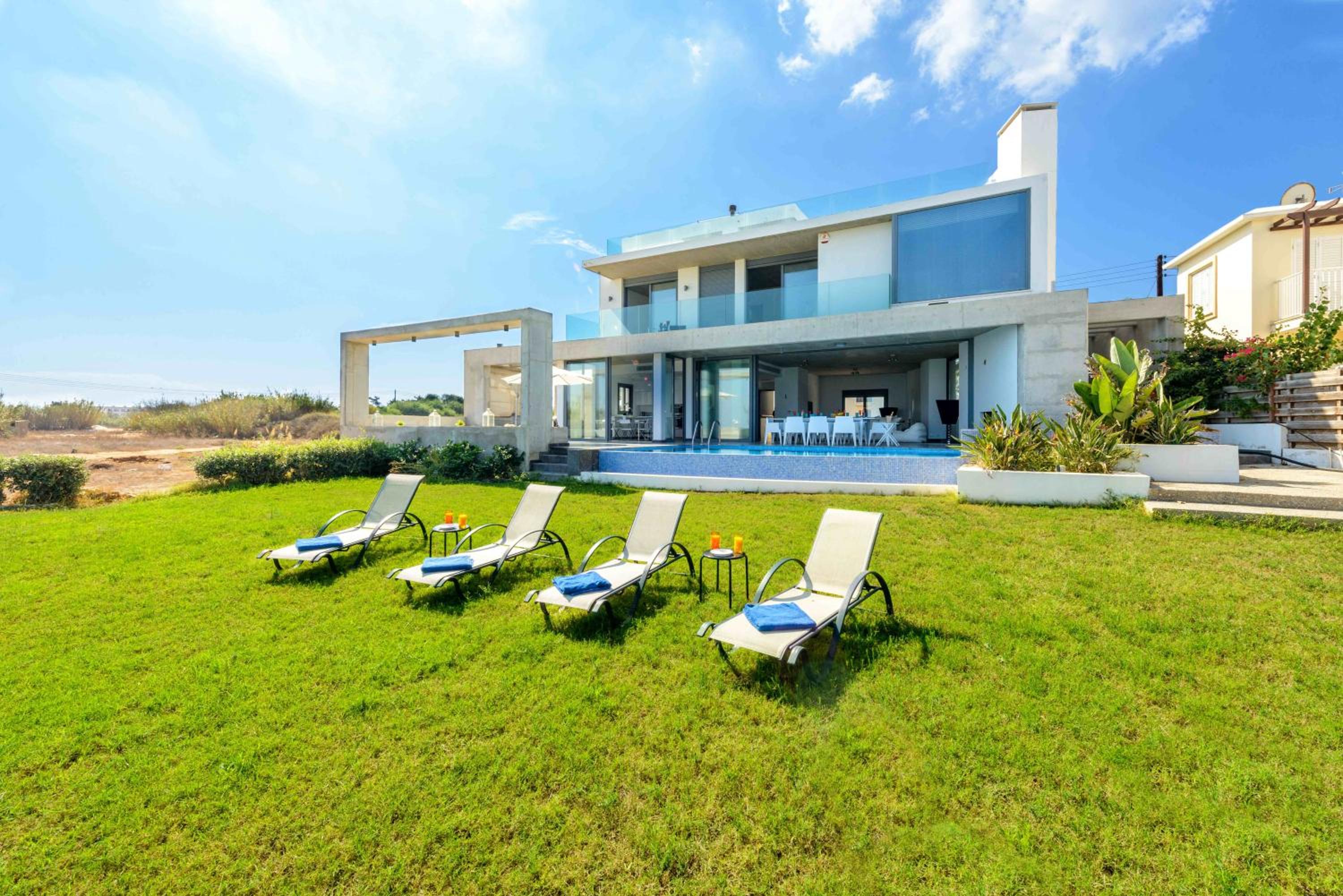 Hotel Luxury villa by the sea with heated pool - Image 1
