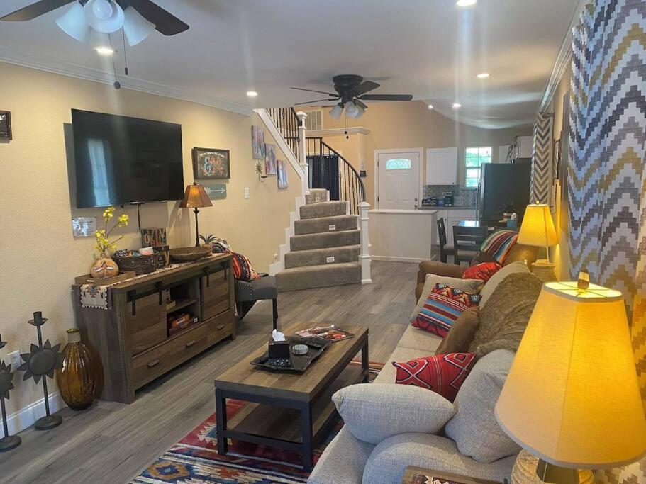 StockYards-BBobs-4mins! GrayLee House.4-Bedrooms view 4