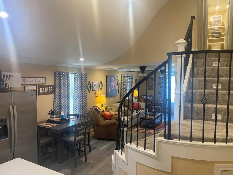 StockYards-BBobs-4mins! GrayLee House.4-Bedrooms view 5