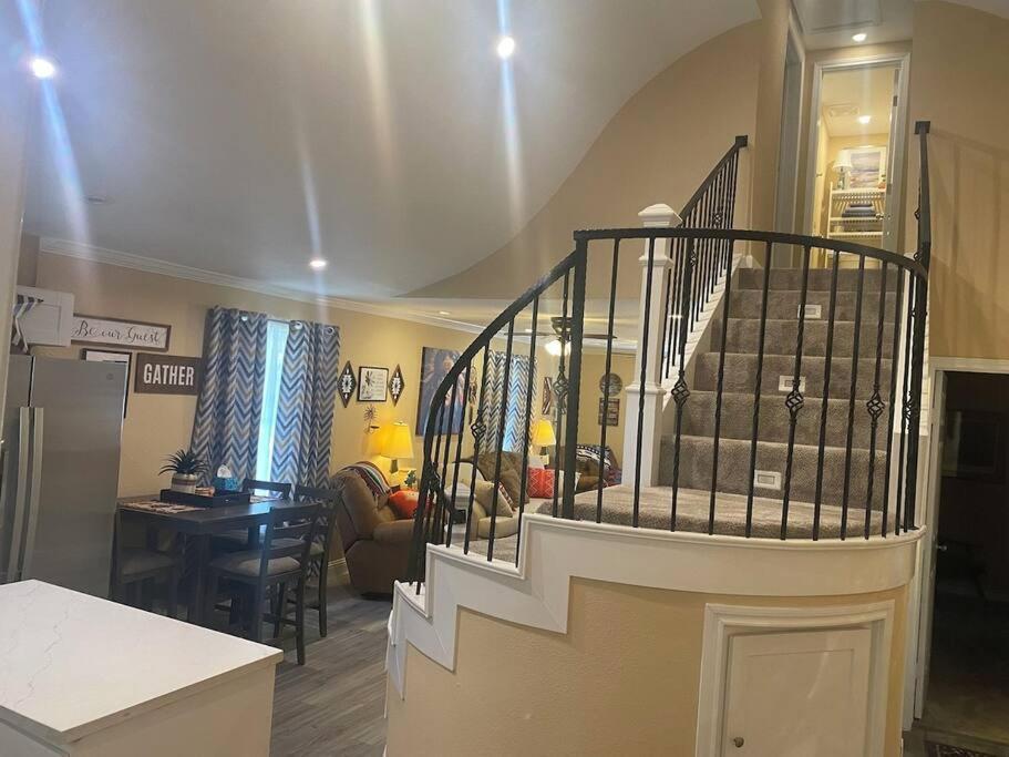 StockYards-BBobs-4mins! GrayLee House.4-Bedrooms view 3