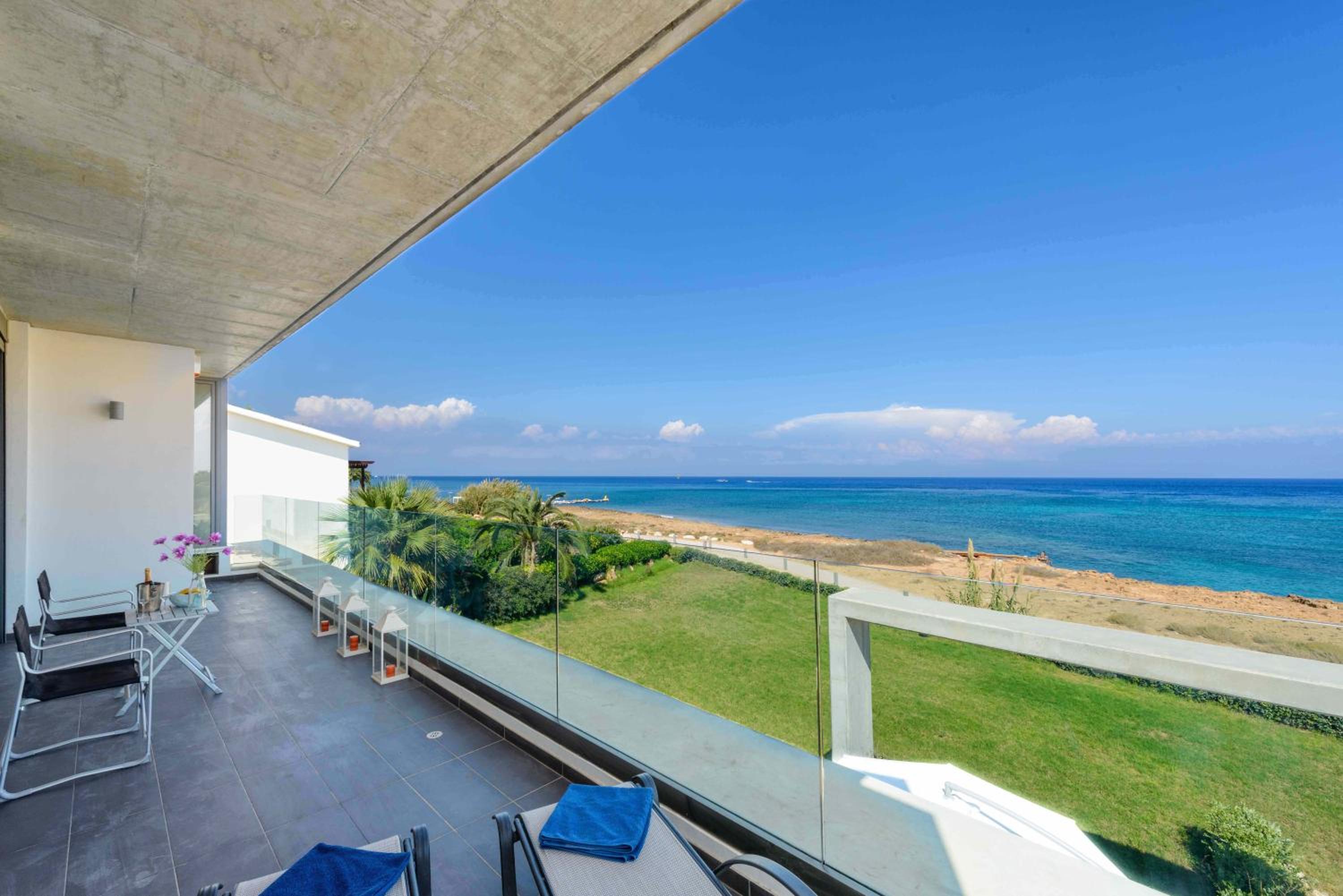 Luxury villa by the sea with heated pool