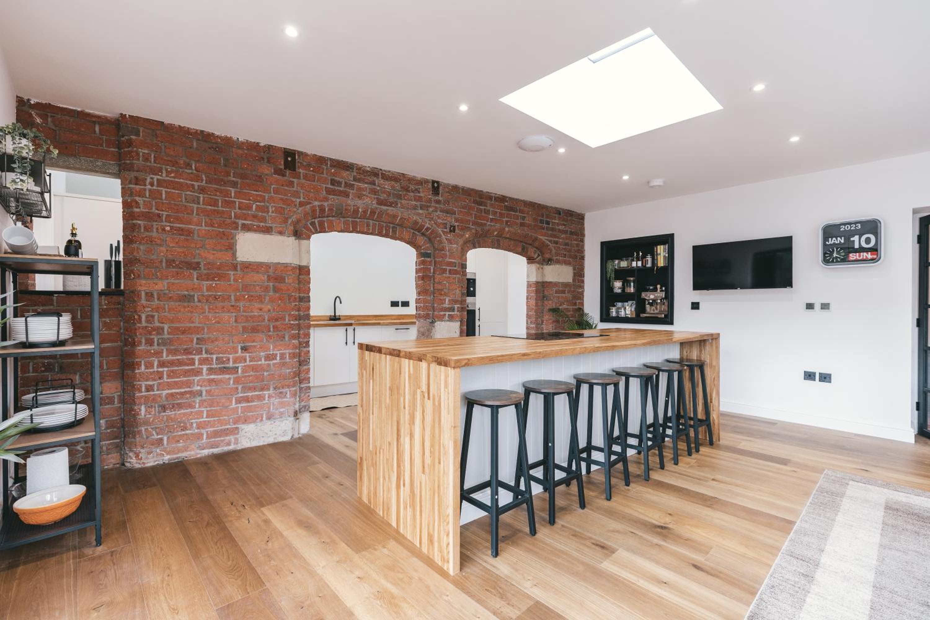 Large 7 Bedroom House for Families and Work Crews Hot Tub Parking Wi-Fi sleeps 17 view 5