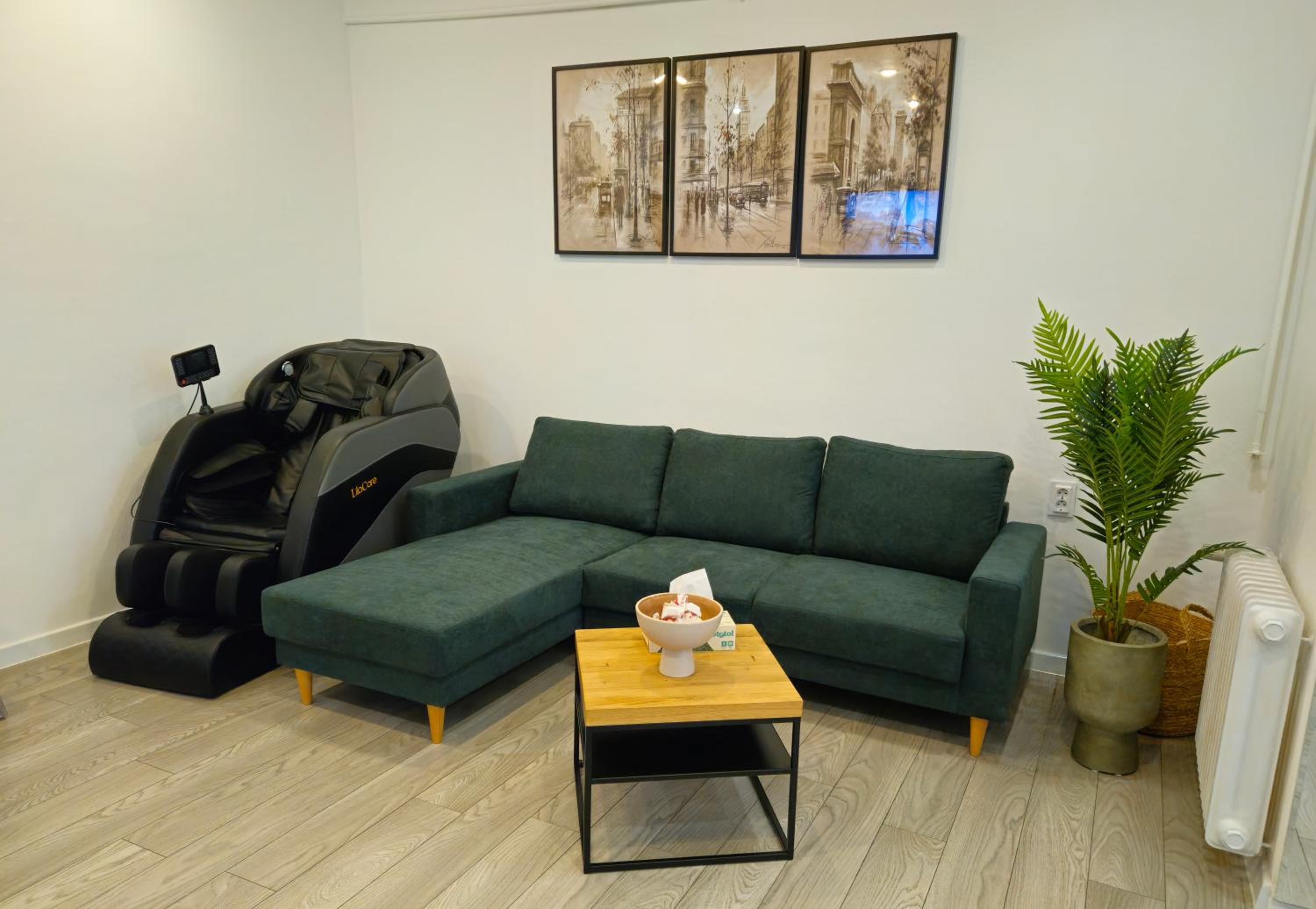The Bohemian Connection, Rezerva acum studio Ultracentral Spatios si Curat, Scaun Masaj, Ceai, cafea, apa filtru, parcare publica gratuita view 4