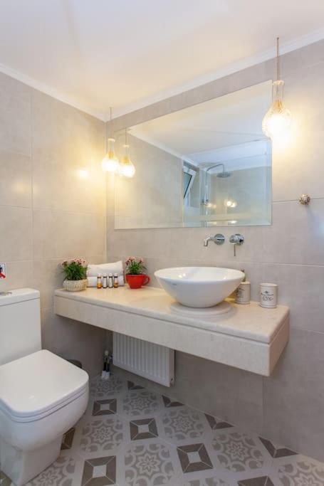 Stylish house 2 min from the beach! VERY FAST WF view 4