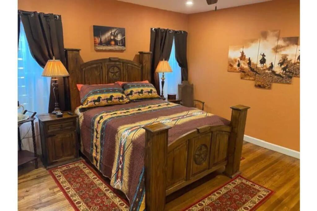 StockYards!-1 block away ! Cowboy Cottage sleeps 9 view 2