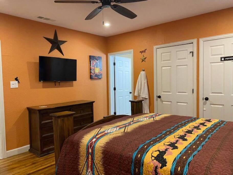 StockYards!-1 block away ! Cowboy Cottage sleeps 9 view 4