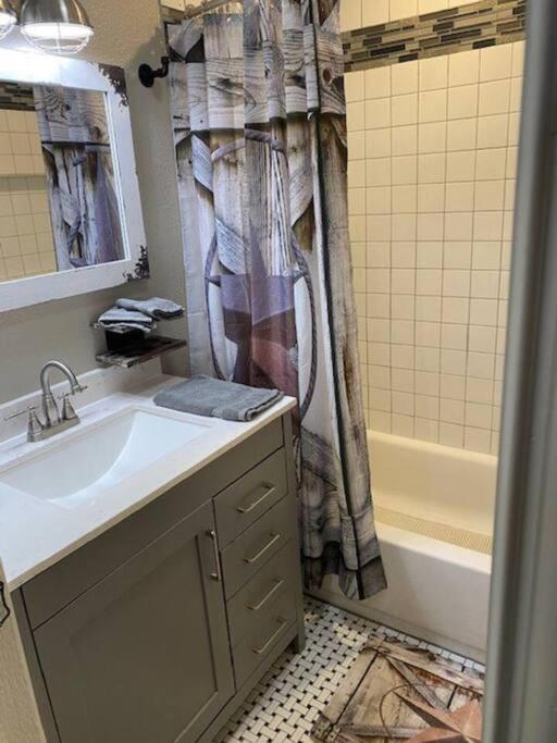 StockYards!-1 block away ! Cowboy Cottage sleeps 9 view 5