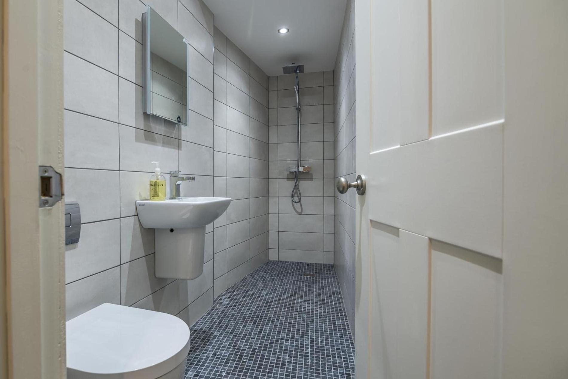 Sea Legs - 2 Bedroom Apartment - Windsor House - Tenby view 4