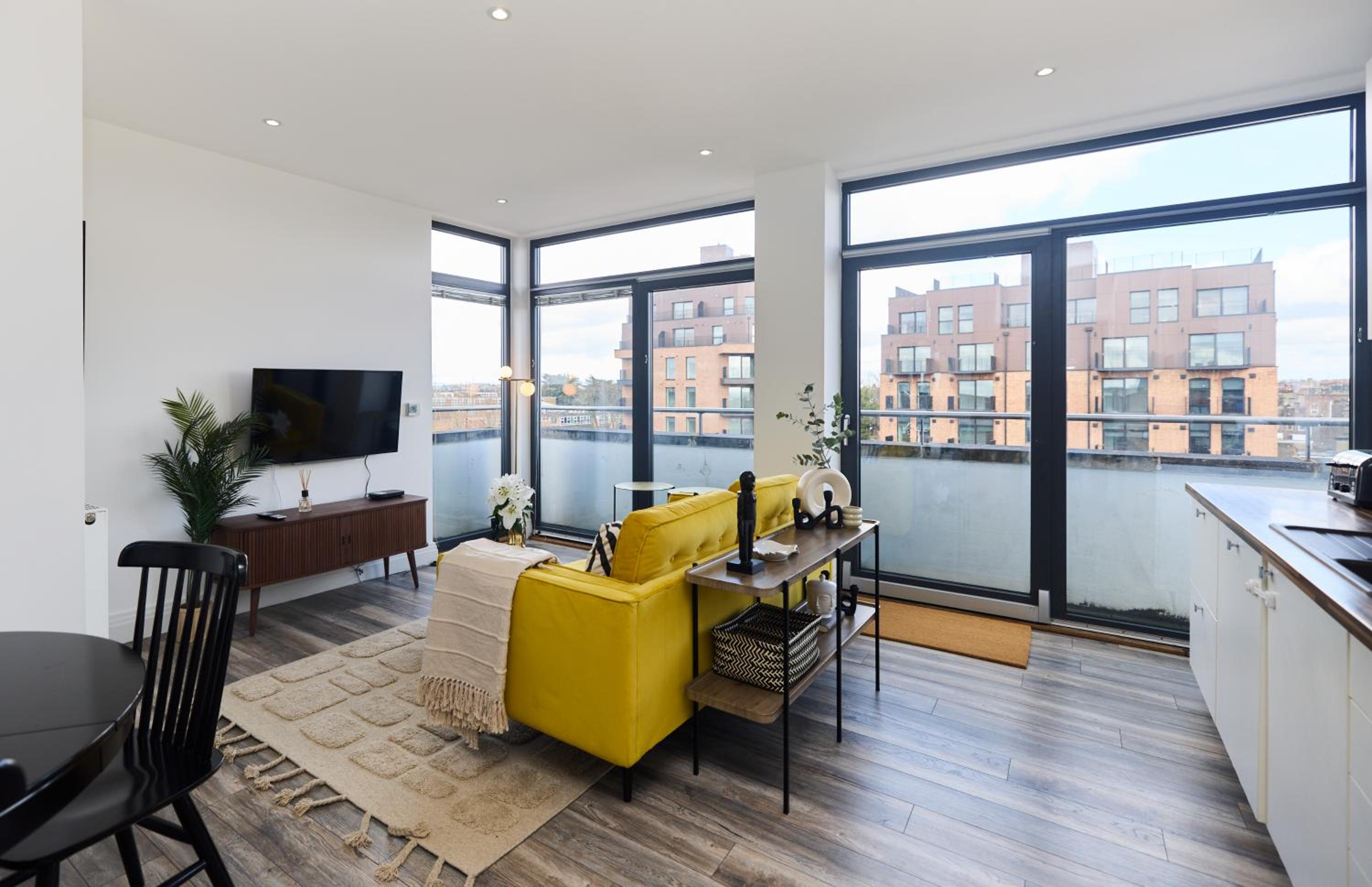 The Harlesden Classic - Lovely 2BDR Flat with Balcony