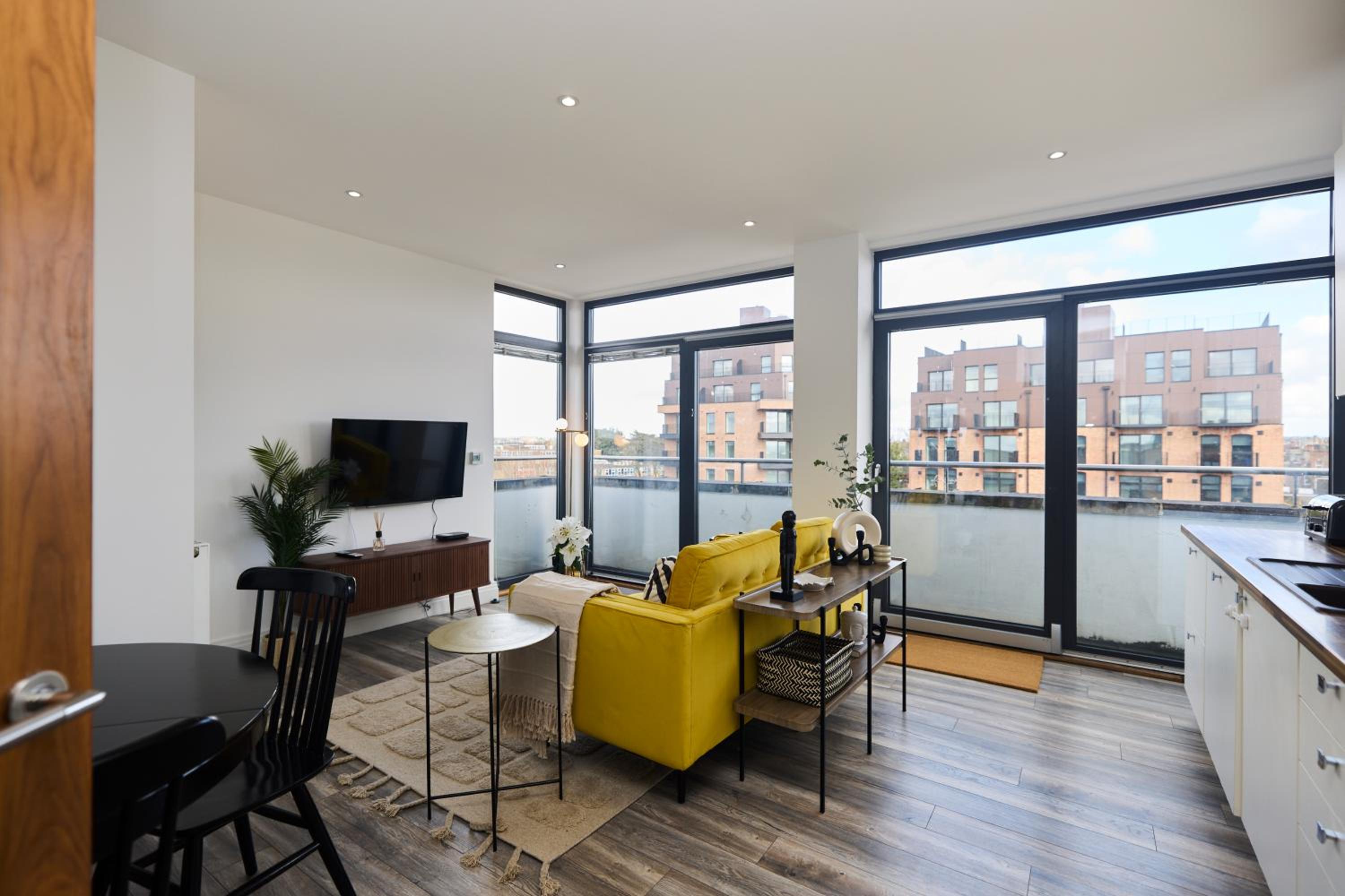 The Harlesden Classic - Lovely 2BDR Flat with Balcony
