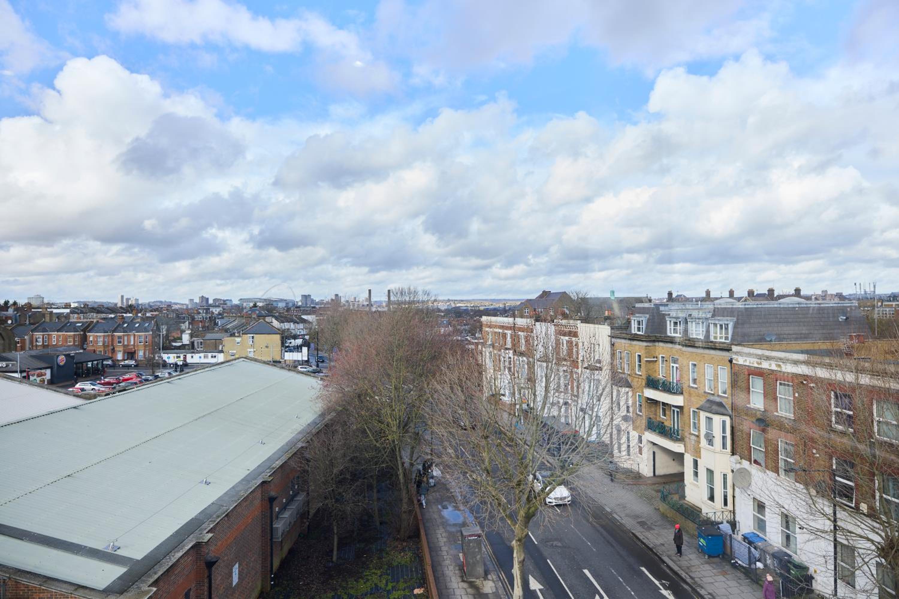 The Harlesden Classic - Lovely 2BDR Flat with Balcony