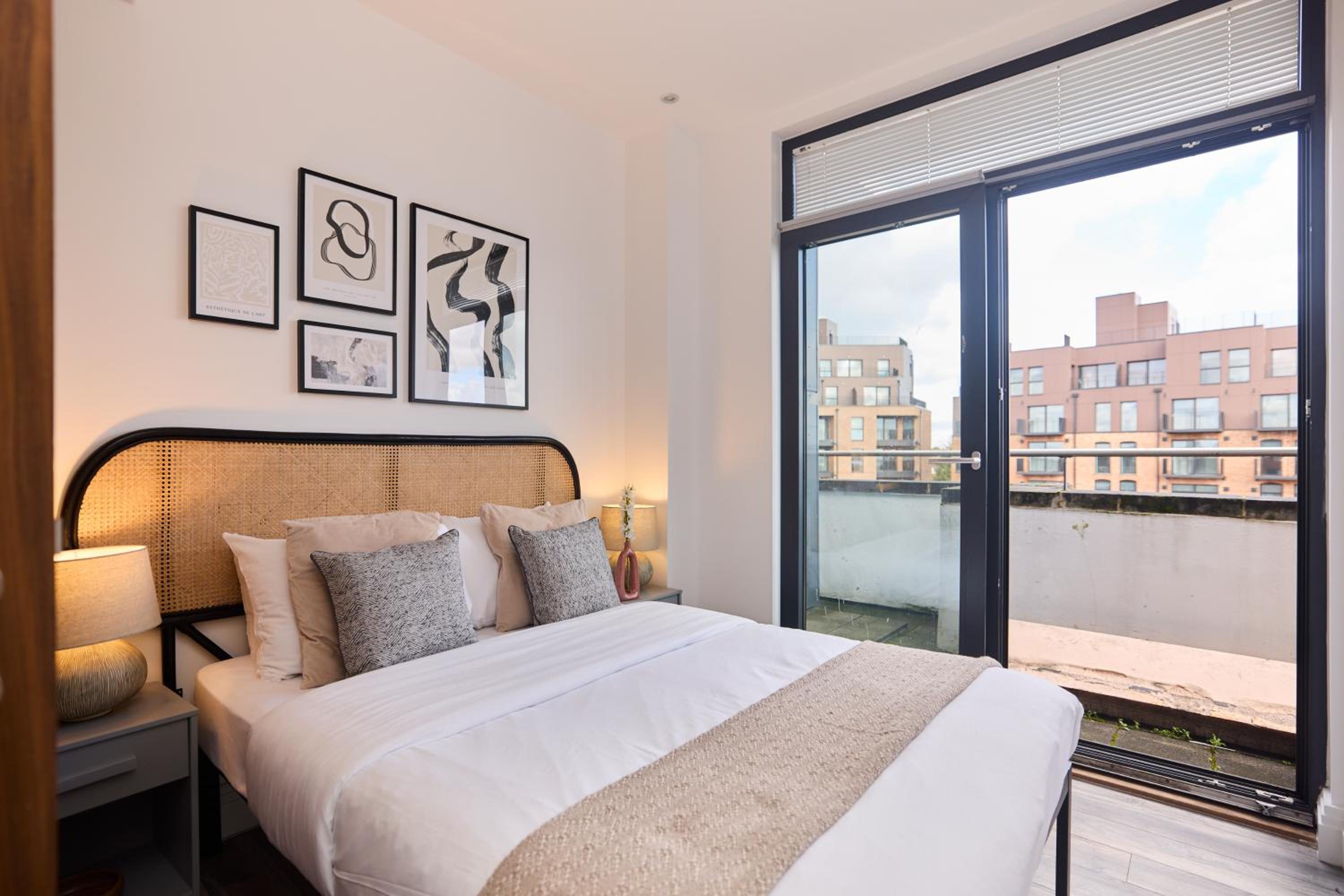 The Harlesden Classic - Lovely 2BDR Flat with Balcony