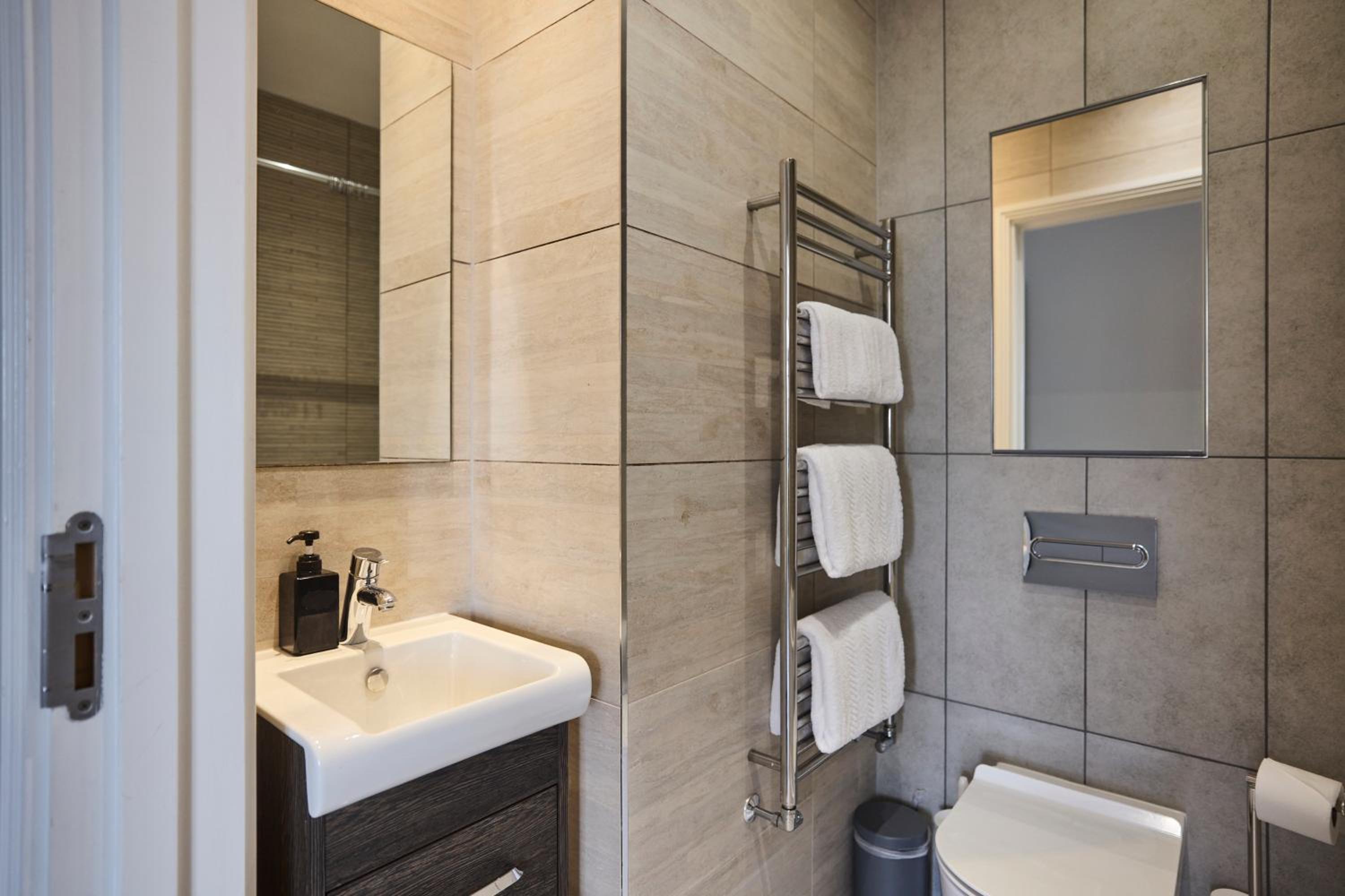 The Harlesden Classic - Lovely 2BDR Flat with Balcony