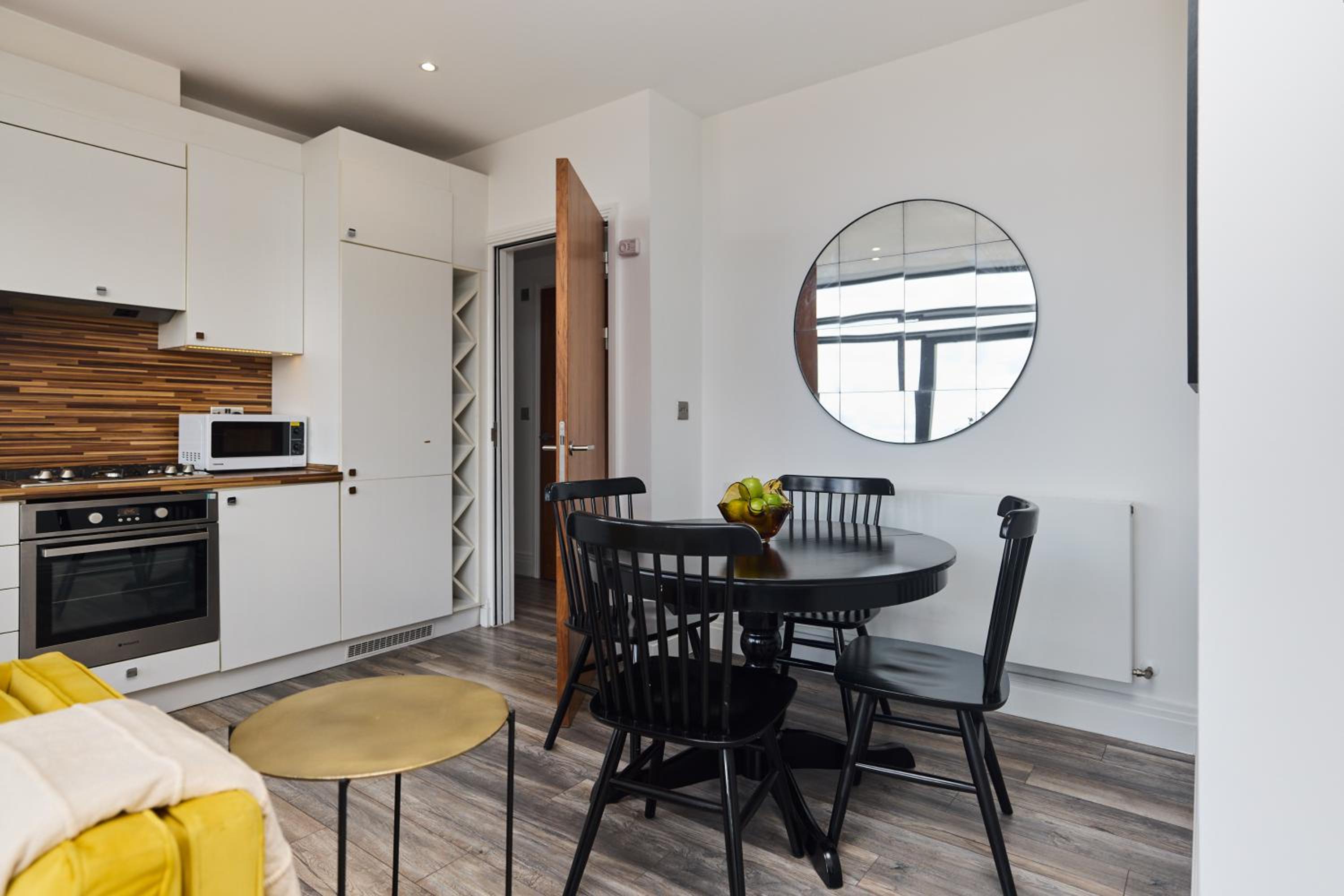 The Harlesden Classic - Lovely 2BDR Flat with Balcony