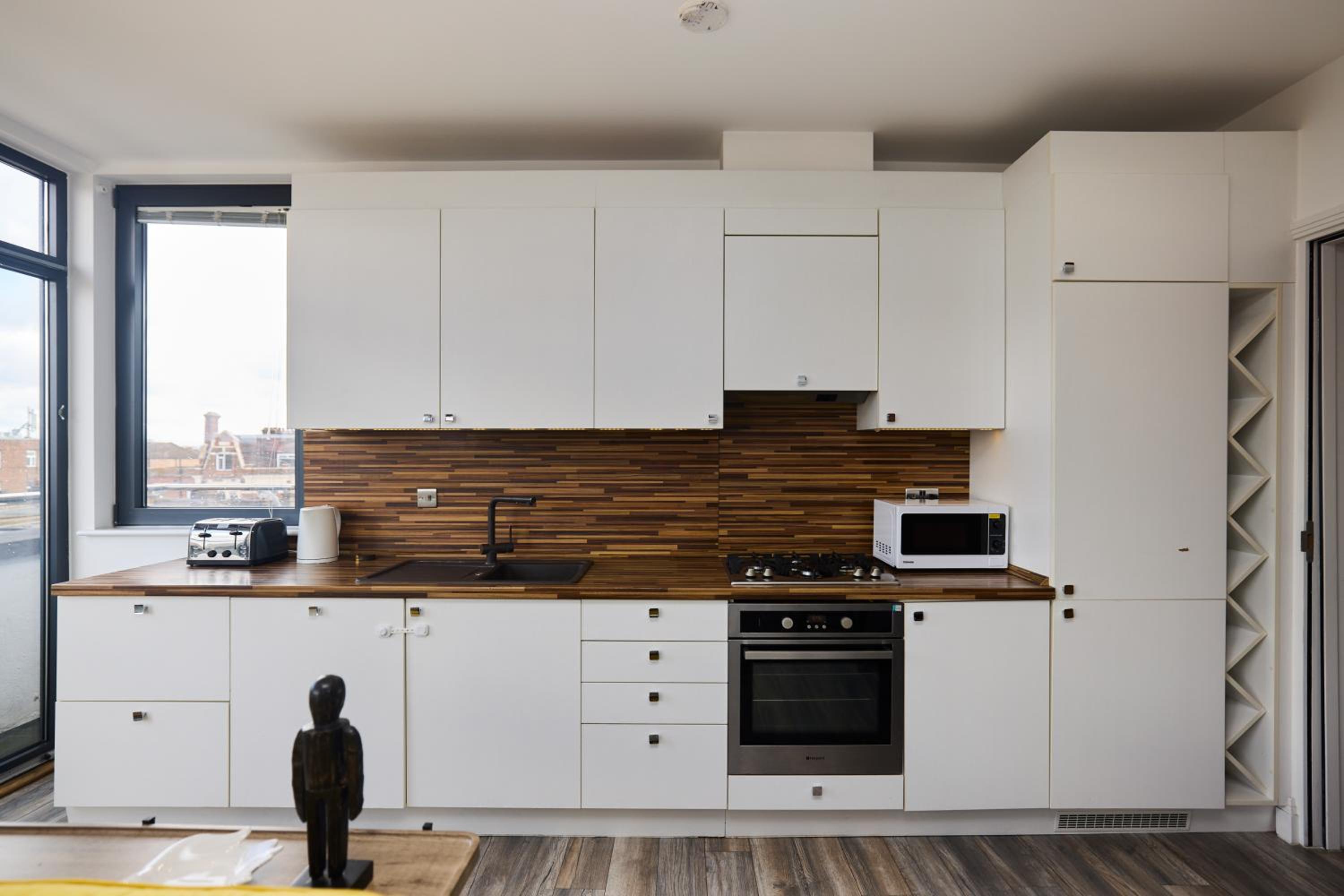 The Harlesden Classic - Lovely 2BDR Flat with Balcony