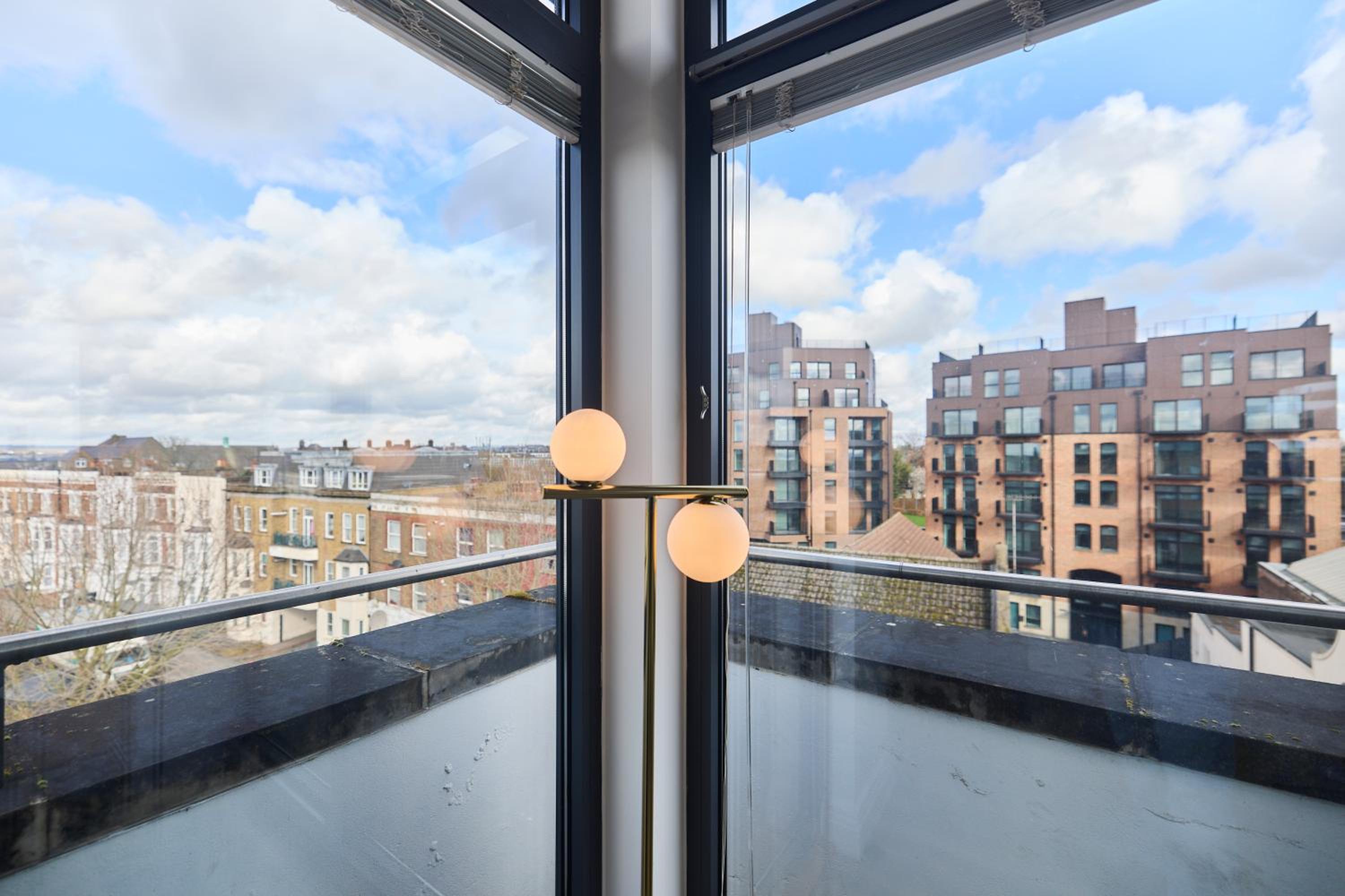 The Harlesden Classic - Lovely 2BDR Flat with Balcony