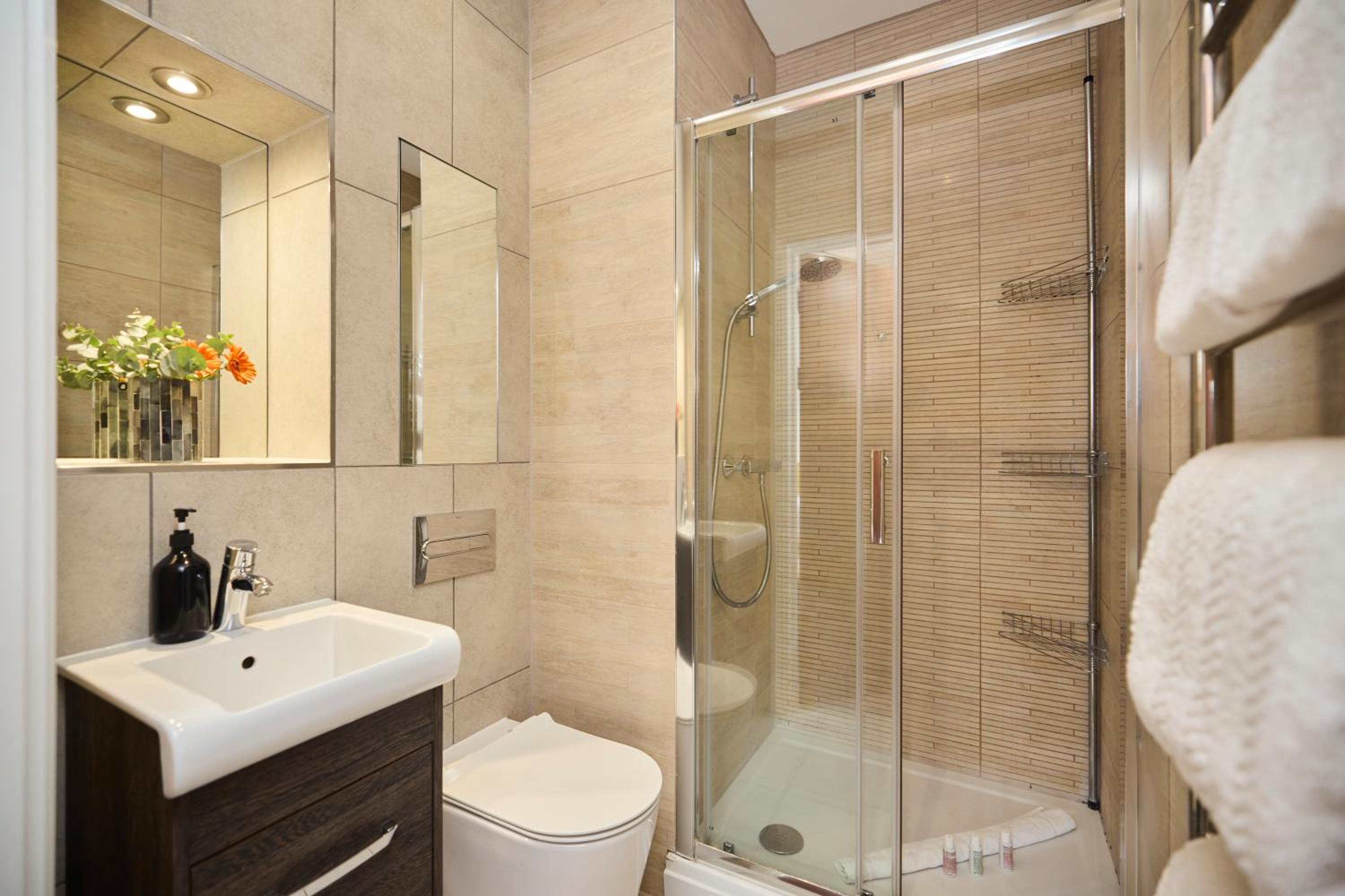 The Harlesden Classic - Lovely 2BDR Flat with Balcony