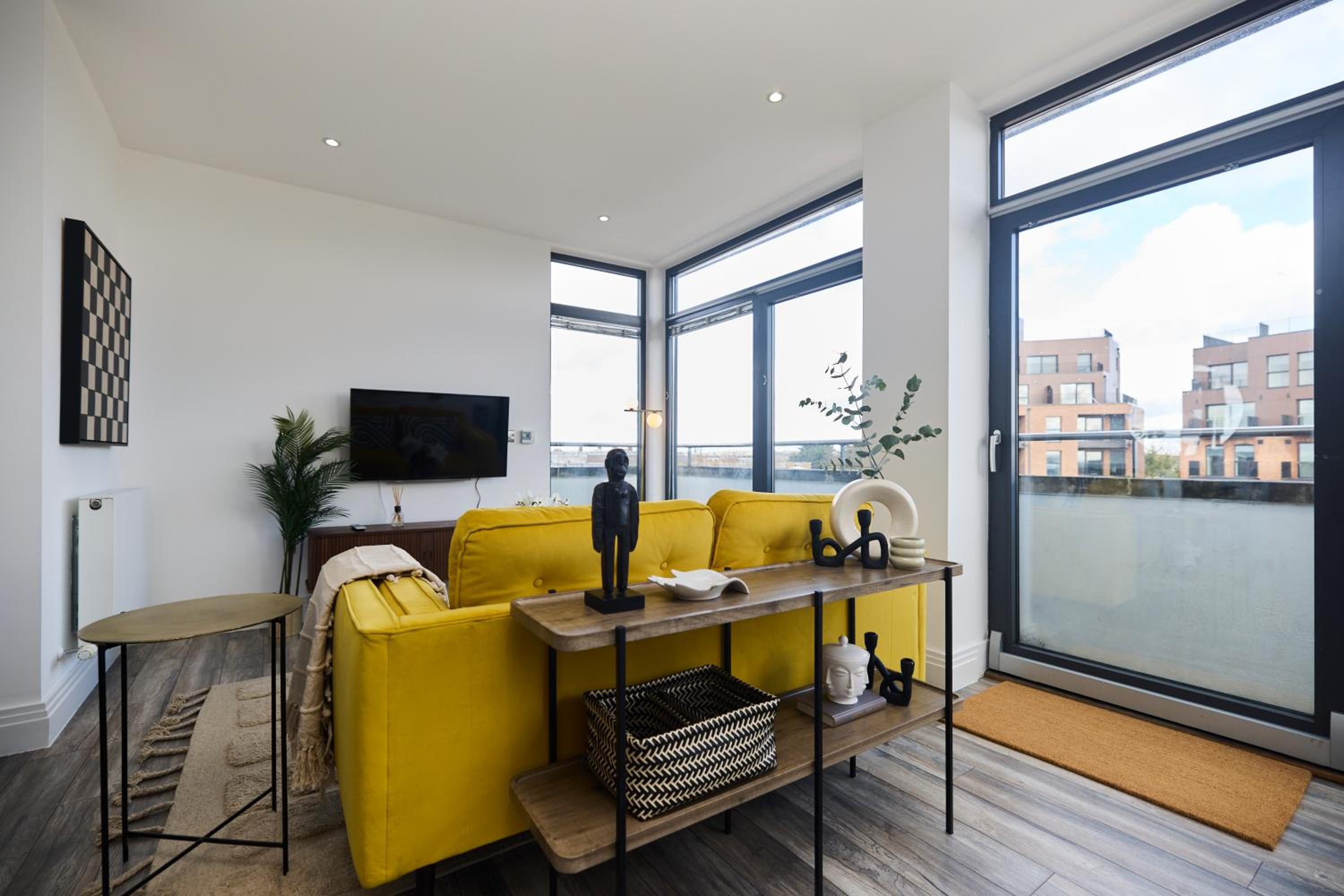 The Harlesden Classic - Lovely 2BDR Flat with Balcony