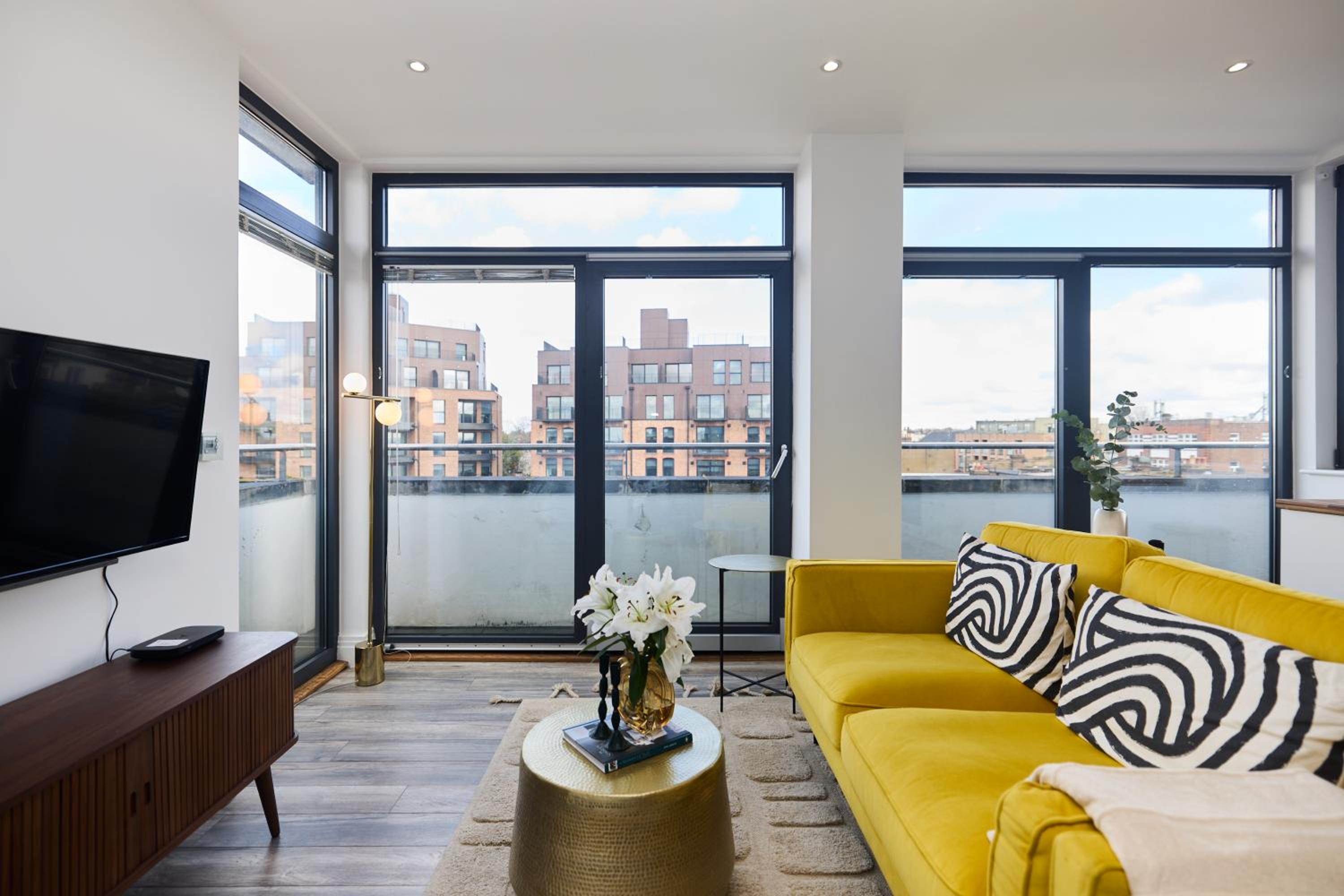 The Harlesden Classic - Lovely 2BDR Flat with Balcony