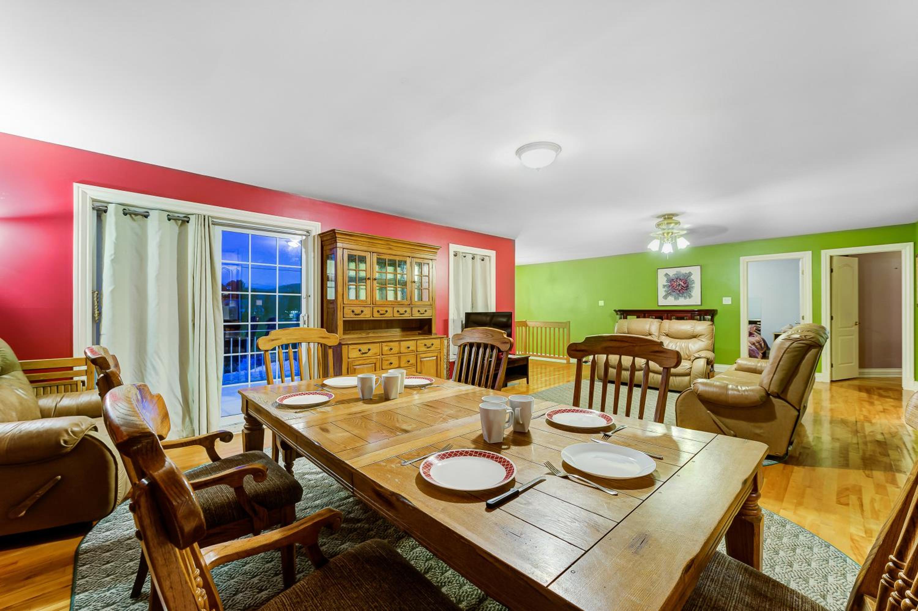 Beautiful Val Morin Chalet