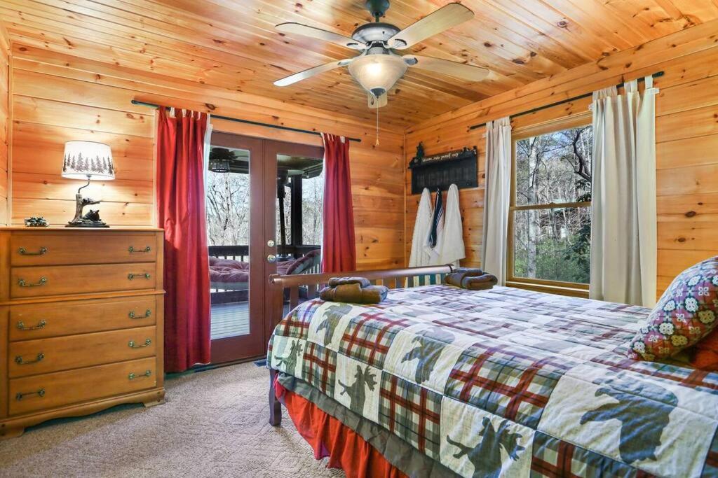 Location, Hot Tub, Theater, Outdoor Fireplace view 5