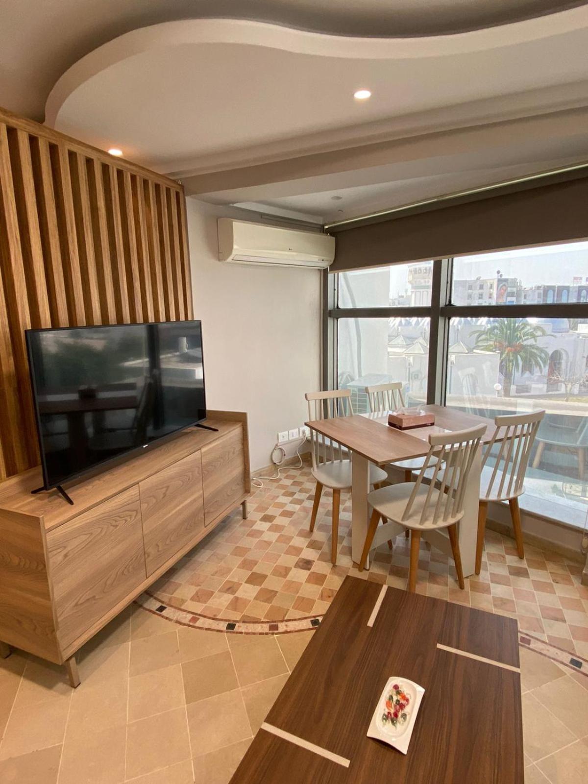 Crescent of the Lake Luxury Apartment view 5