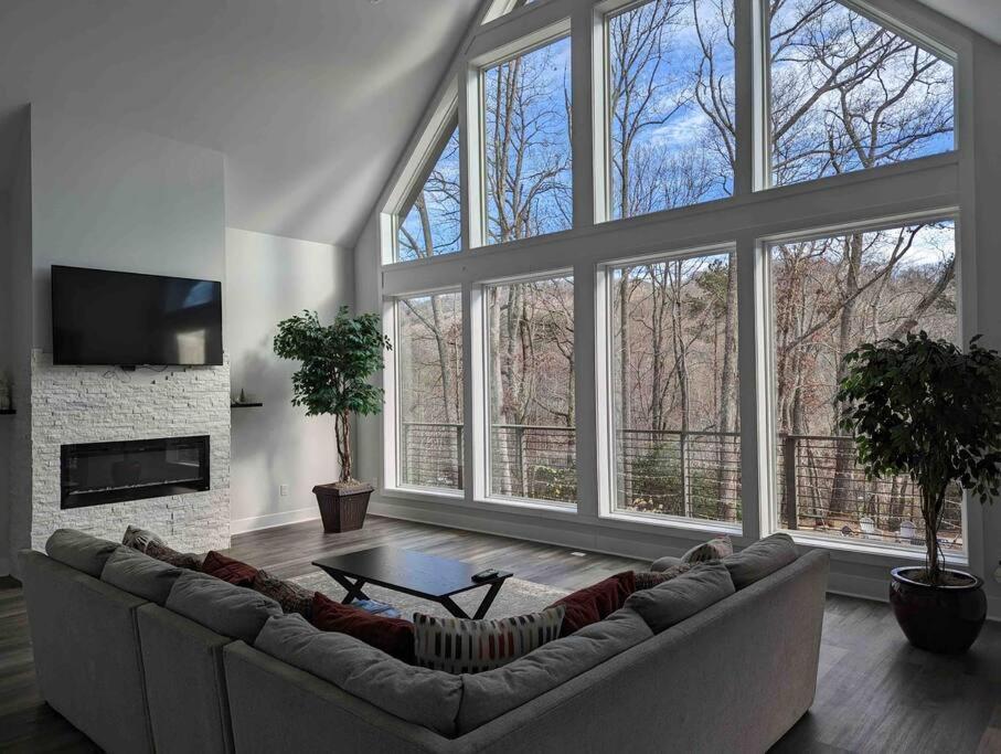 Secluded Luxury Mountain Retreat House view 3
