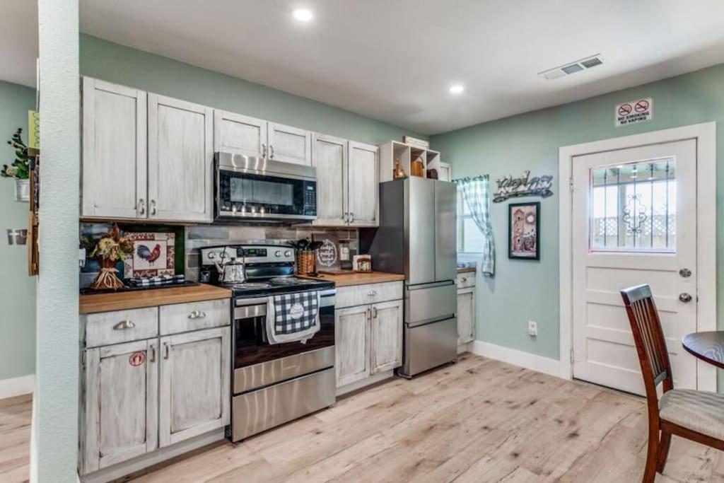 Stockyards! Less than 3 mins-Sleeps 8 -Gable House view 4