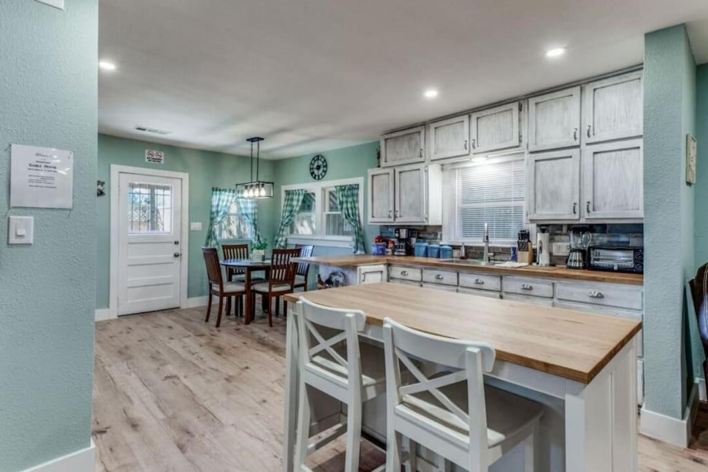 Stockyards! Less than 3 mins-Sleeps 8 -Gable House view 5