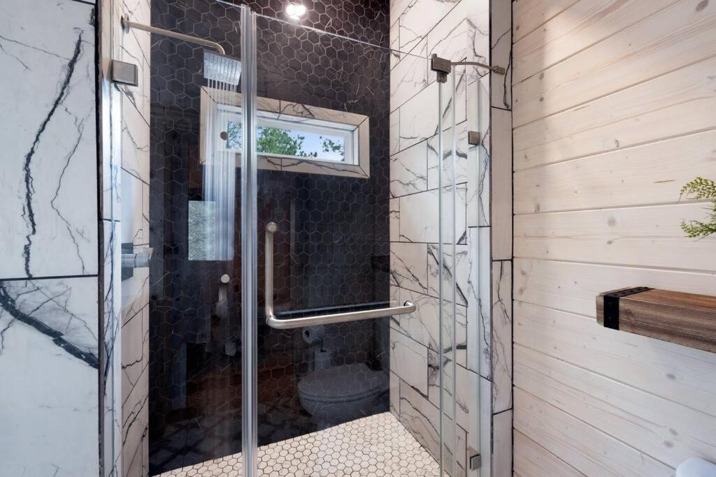 Lone Pine Lodge. Brand new! 2 bedroom luxury cabin. view 3