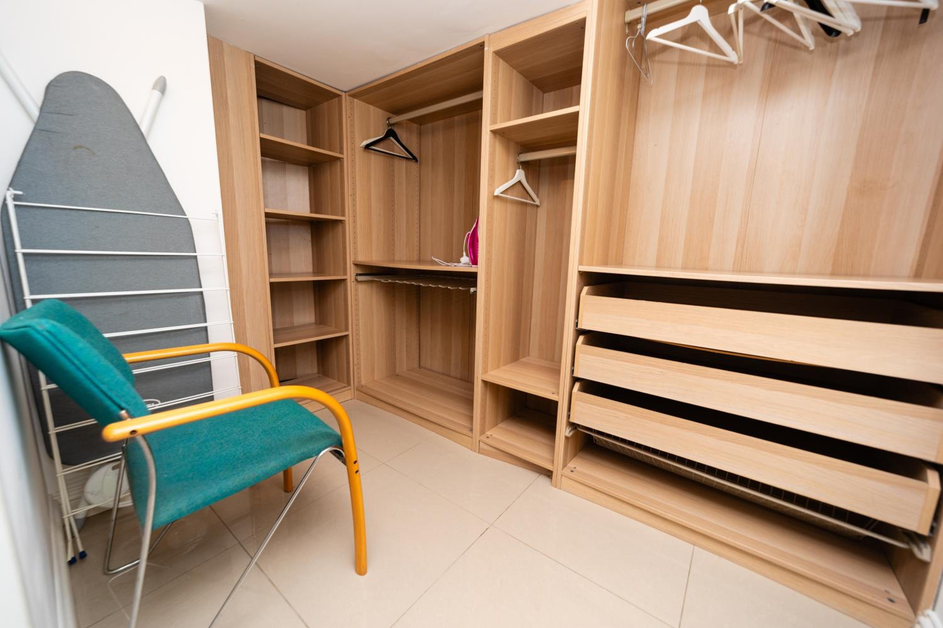 Spacious Flat with Patio & Parking in city centre view 4